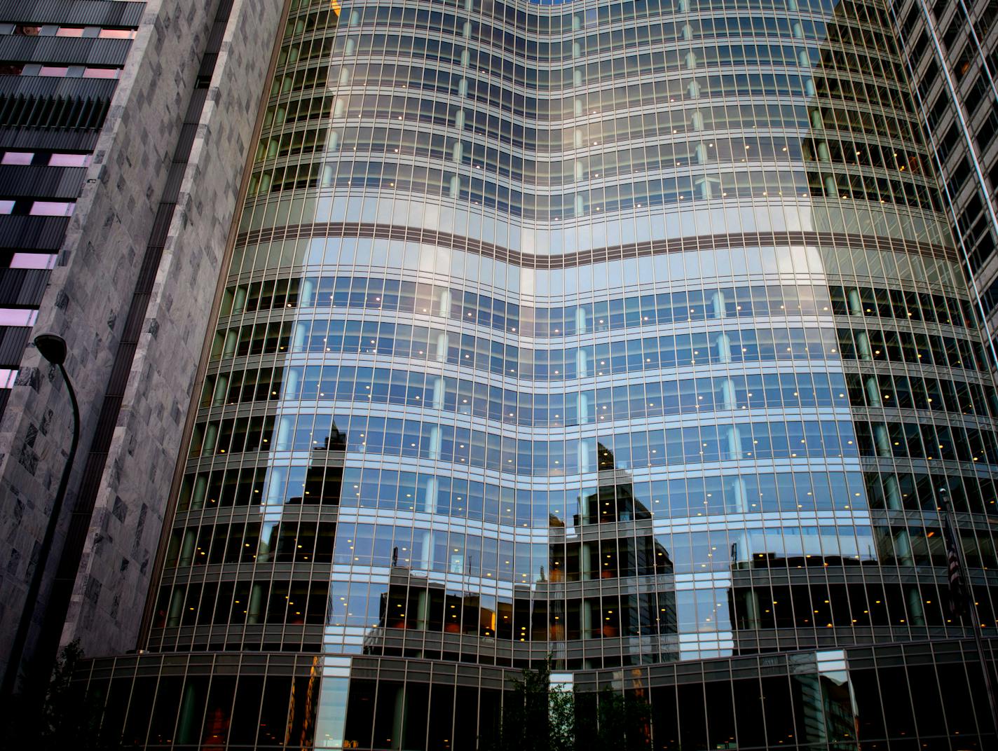 The Gonda Building. Mayo Clinic employs over 59,000 people, 33,000 at its Rochester, MN location and system-wide treats over 1.2 million patients per year. July 2, 2014 ] GLEN STUBBE * gstubbe@startribune.com