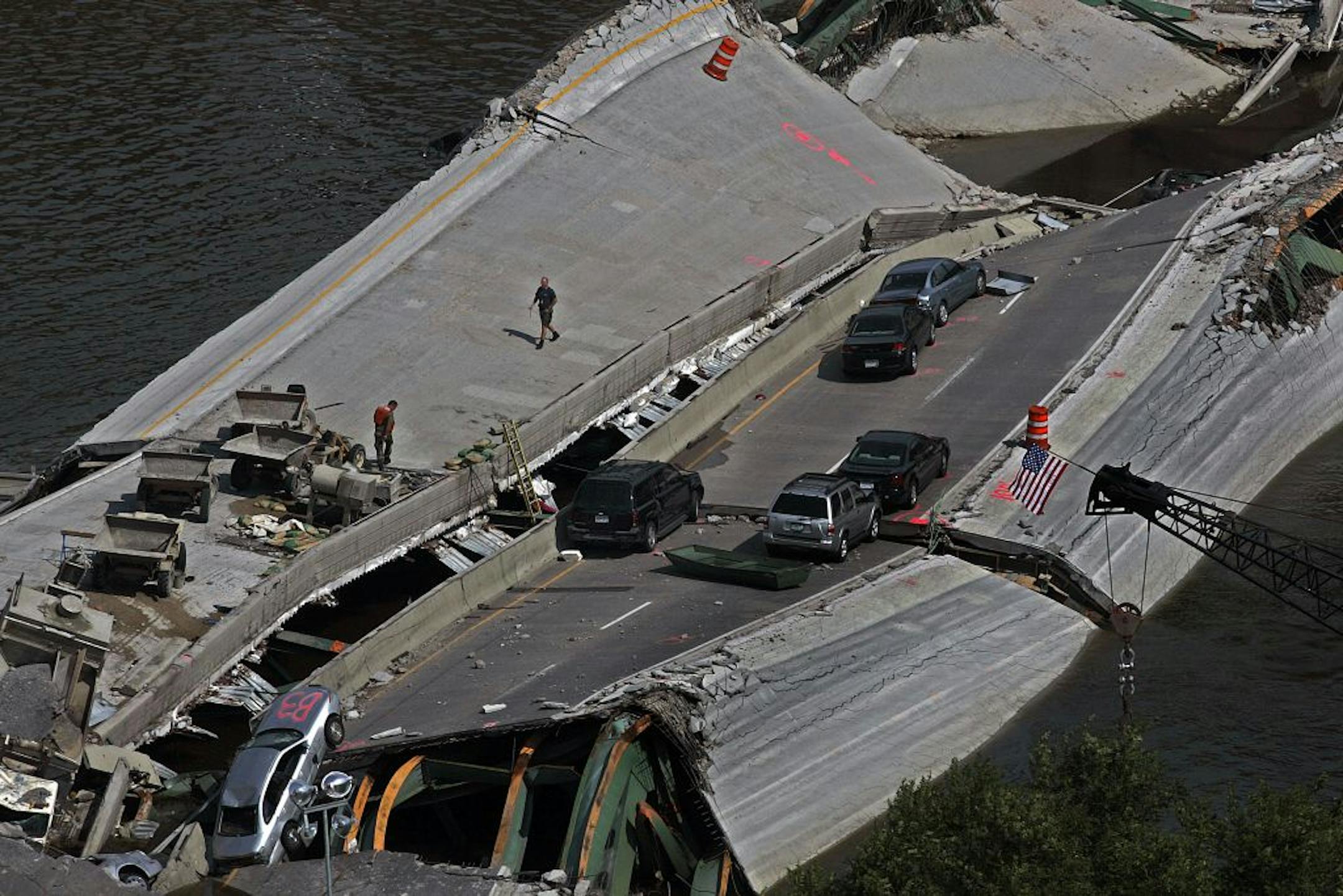 JIM GEHRZ � jgehrz@startribune.com Minneapolis/August 11, 2007/11:00AM Officials and workmen continued to investigate the scene of the I-35W bridge collapse early Saturday, August 11, 2007