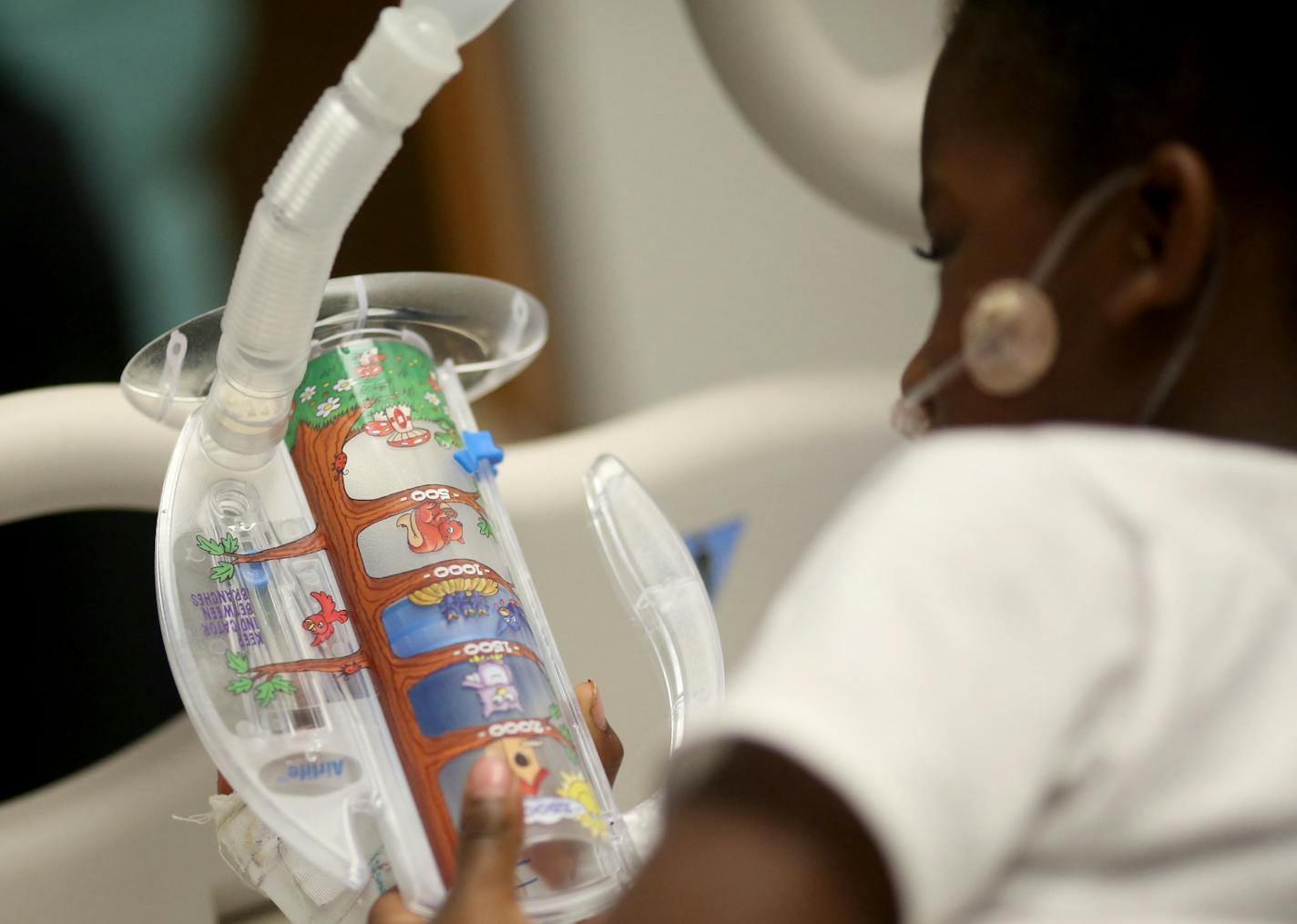 Kennedy Smith, 4, played with her incentive spirometer to help exercise her lungs as she recovers from her respiratory trouble. ] (KYNDELL HARKNESS/STAR TRIBUNE) kyndell.harkness@startribune.com At Children's Hospital in Minneapolis Min., Thursday, September 11, 2014.