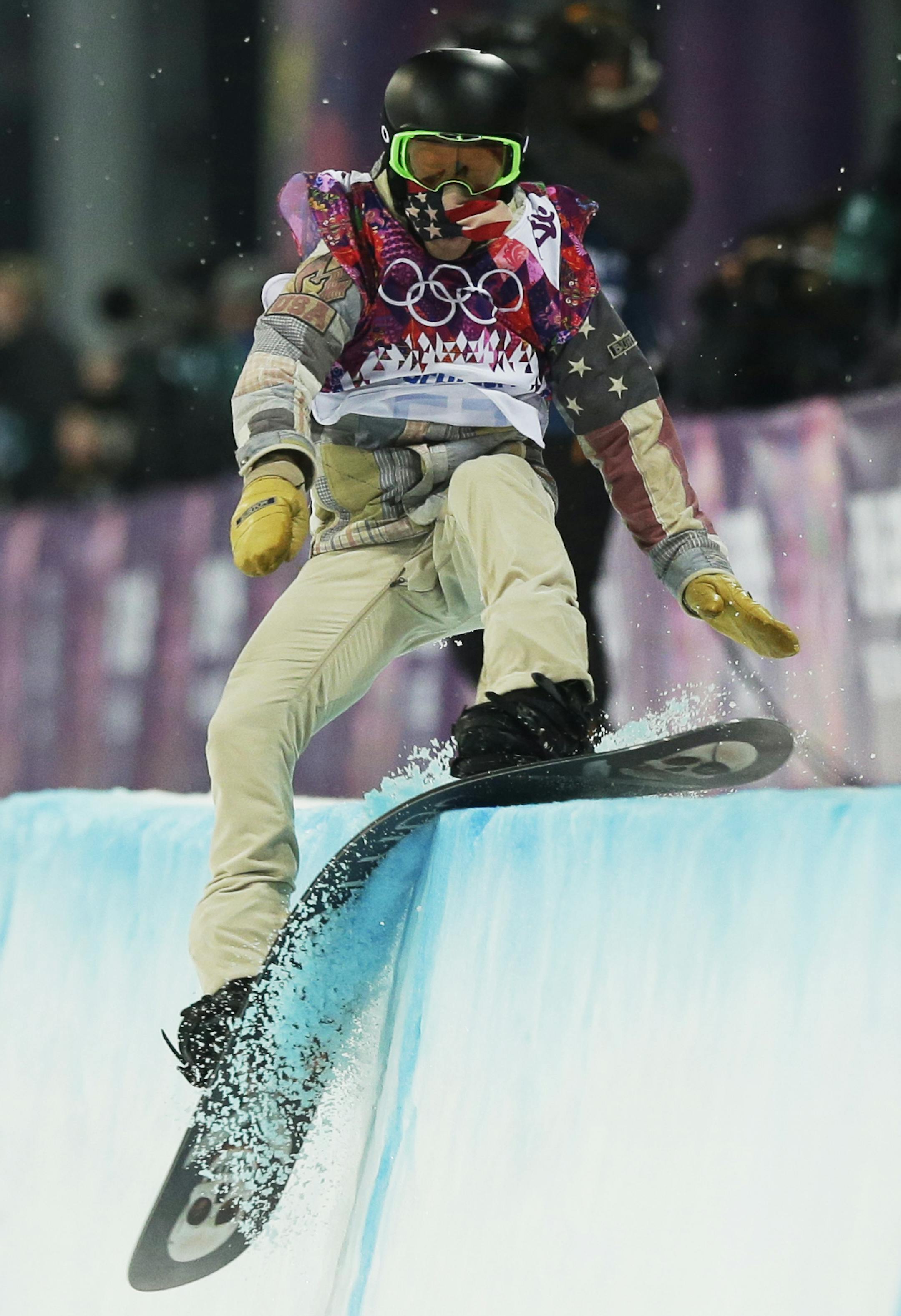 Shaun White of the United States hits the edge of the half pipe during the men's snowboard halfpipe final at the Rosa Khutor Extreme Park, at the 2014 Winter Olympics, Tuesday, Feb. 11, 2014, in Krasnaya Polyana, Russia. (AP Photo/Andy Wong)
