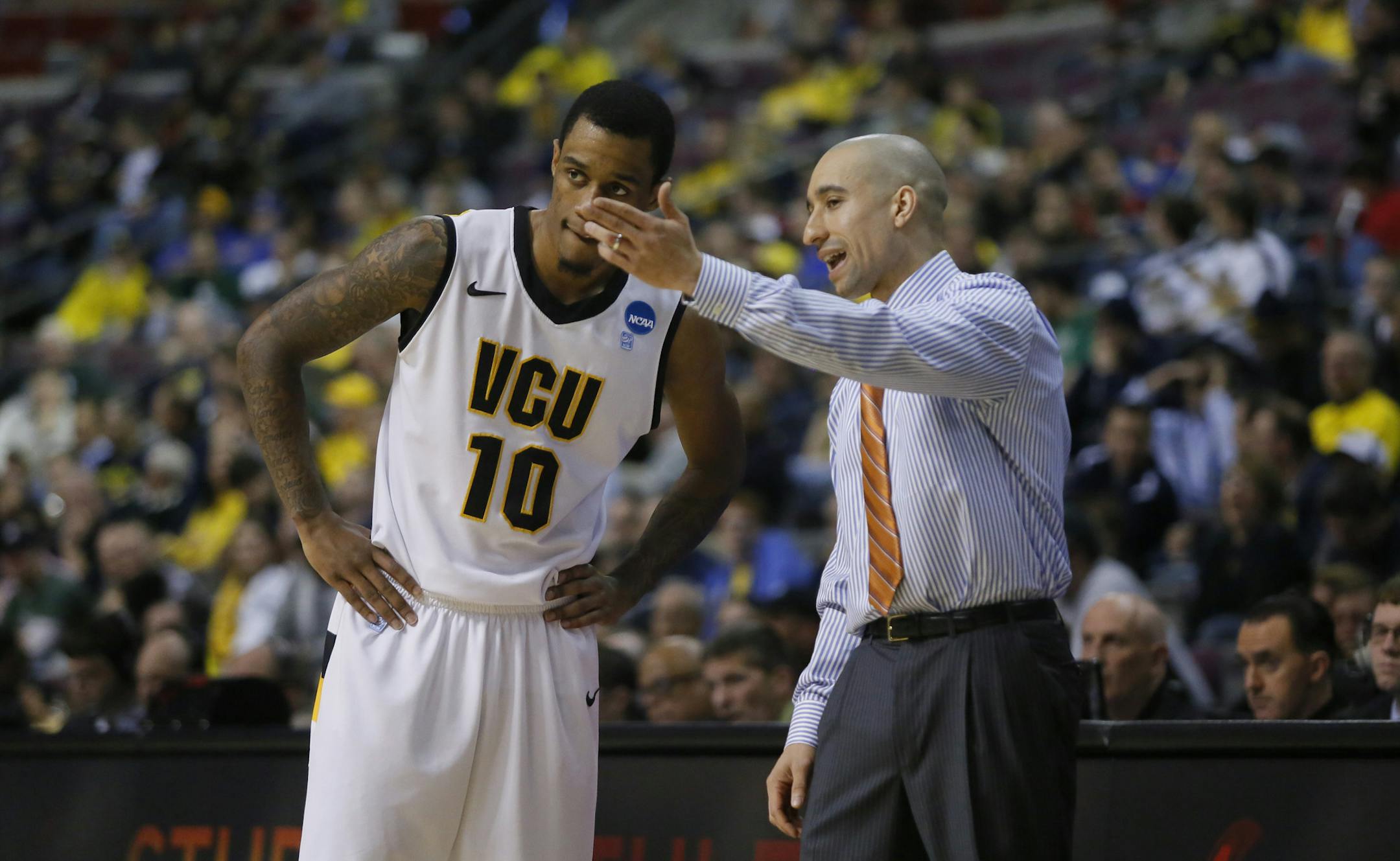 Virginia Commonwealth head coach Shaka Smart, right, talks with guard Darius Theus (10) in the first half of a second-round game of the NCAA college basketball tournament against Akron Thursday, March 21, 2013, in Auburn Hills, Mich. (AP Photo/Duane Burleson)