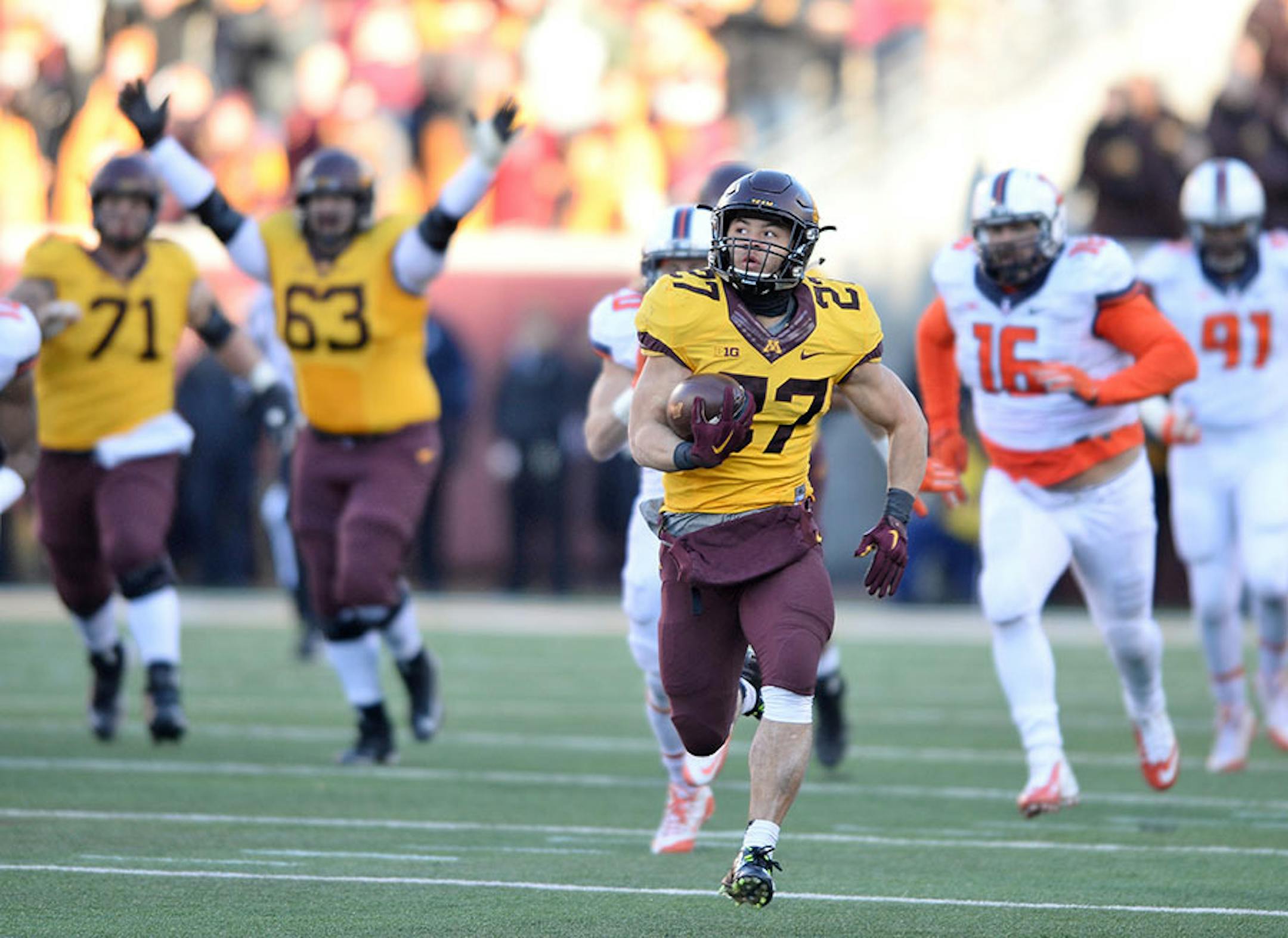 Gophers running back Shannon Brooks (27) ran the ball for a 75-yard touchdown late in the fourth quarter against Illinois. ] (AARON LAVINSKY/STAR TRIBUNE) aaron.lavinsky@startribune.com The Minnesota Golden Gophers played the Fighting Illini of Illinois on Saturday, Nov. 21, 2015 at TCF Bank Stadium in Minneapolis, Minn.