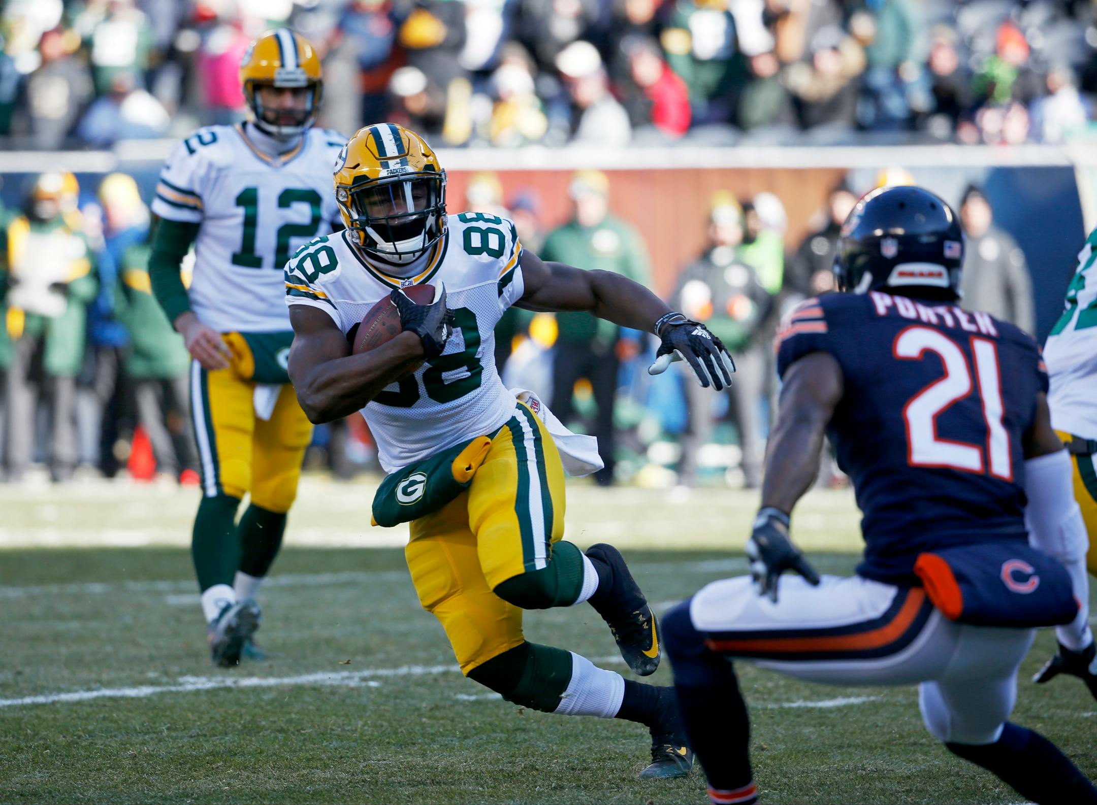 Green Bay Packers running back Ty Montgomery (88) runs to the end zone for a touchdown against the Chicago Bears during the first half of an NFL football game, Sunday, Dec. 18, 2016, in Chicago. (AP Photo/Nam Y. Huh)