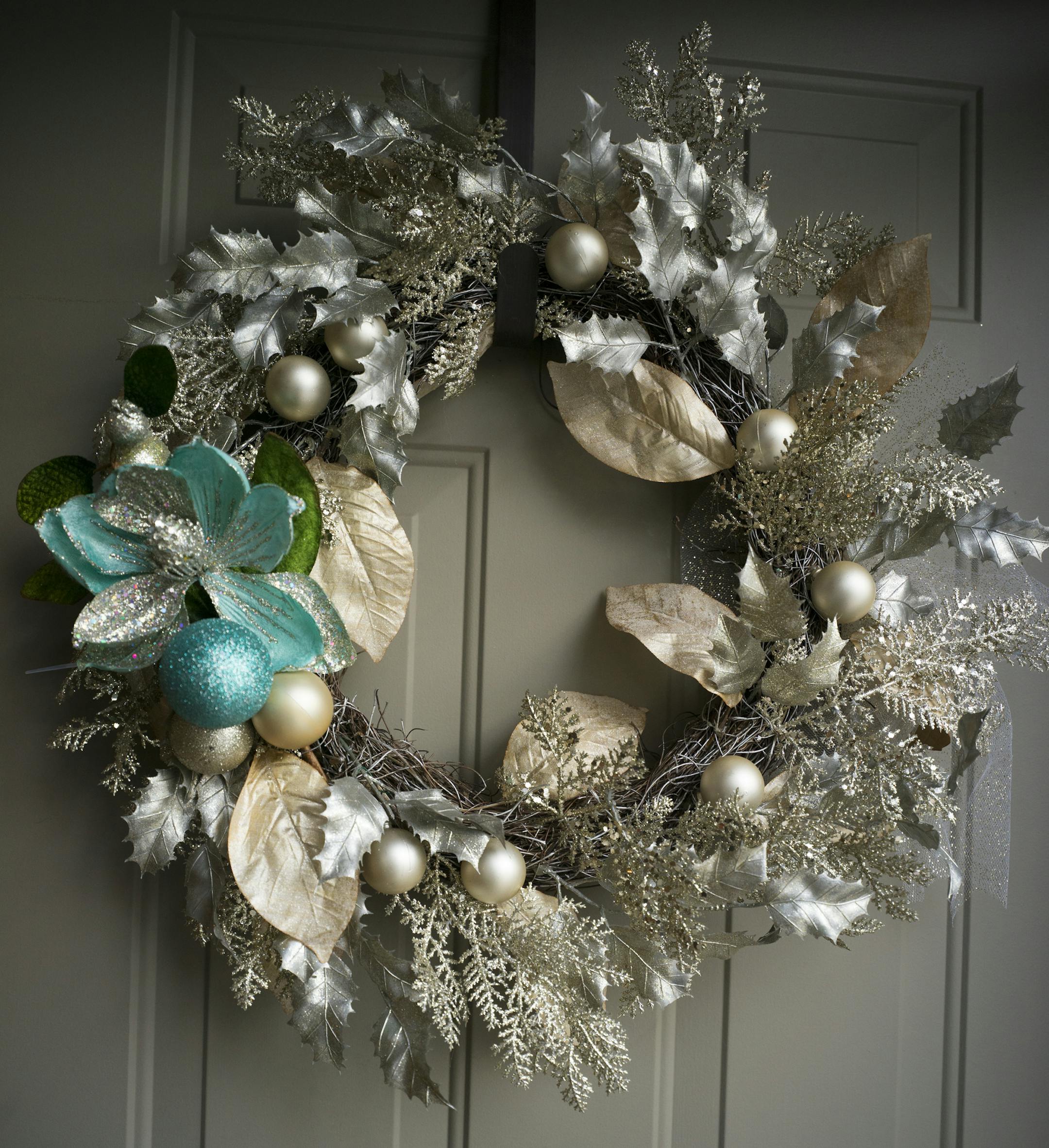 Glenda Nelson and Kate Steinkopf, right have been collaborating on Christmas decorations for the past 12 years. It has become an annual ritual. ] RICHARD TSONG-TAATARII • richard.tsong-taatarii@startribune.com