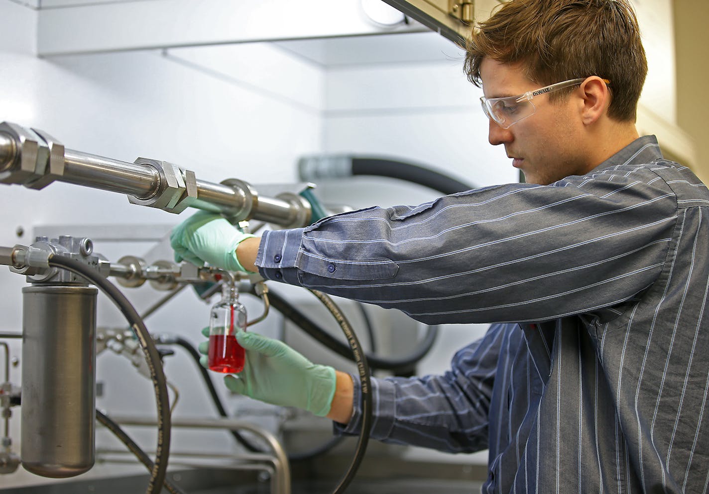 Neil Taurinskas of Donaldson Company, worked on of the new filter system devices in one of Donaldson's new labs, Wednesday, October 22, 104 in Bloomington, MN. ] (ELIZABETH FLORES/STAR TRIBUNE) ELIZABETH FLORES ¥ eflores@startribune.com