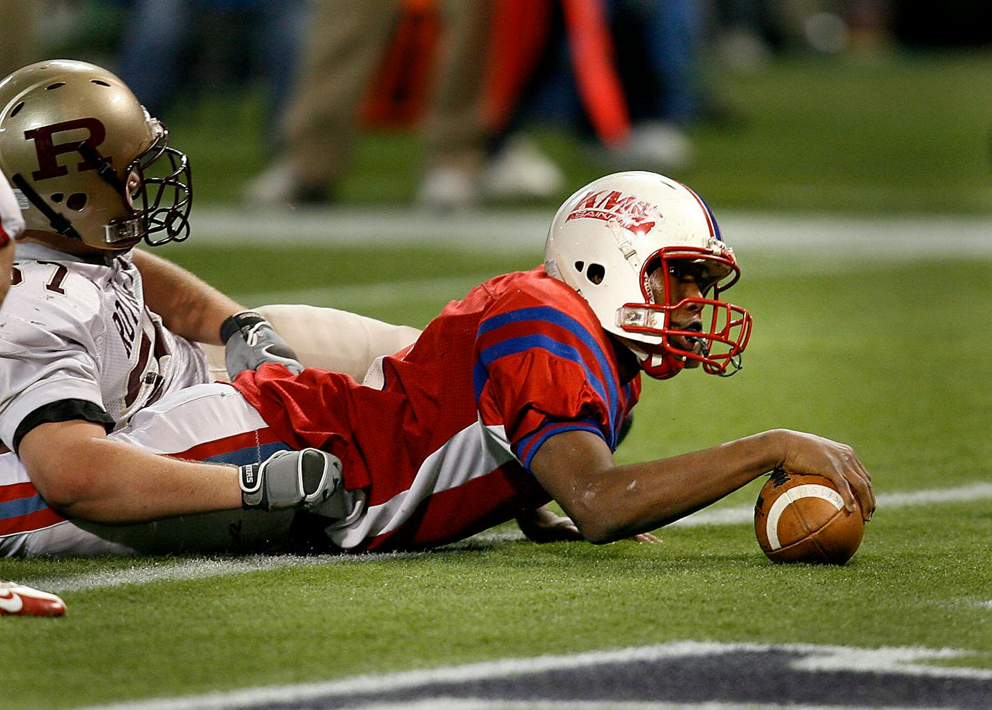 ELIZABETH FLORES eflores@startribune.com November 28, 2008 - Minneapolis, MN - Kerkhoven-Murdock-Sunburg's Joel Bauman plowed through Royalton's defense for a touchdown during first-half action of the Class 1A state final at the Metrodome.