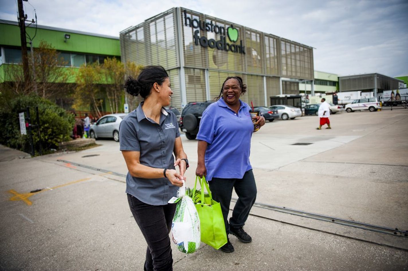 Thatianne Moreira, left, helps Lola Lathon, a participant in a research trial that provides appropriate food, doctor referrals, diabetes education and regular blood sugar checks, carry groceries from the Houston Food Bank, in Houston, Jan 25, 2016. Inconsistent access to food can worsen diabetes, and so can the poor nutritional offerings at the pantries many low-income people must rely on.