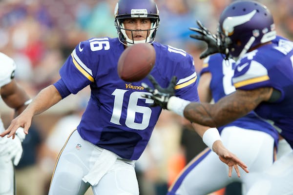 Vikings quarterback Matt Cassel passes the ball to running back Matt Asiata in the first quarter.