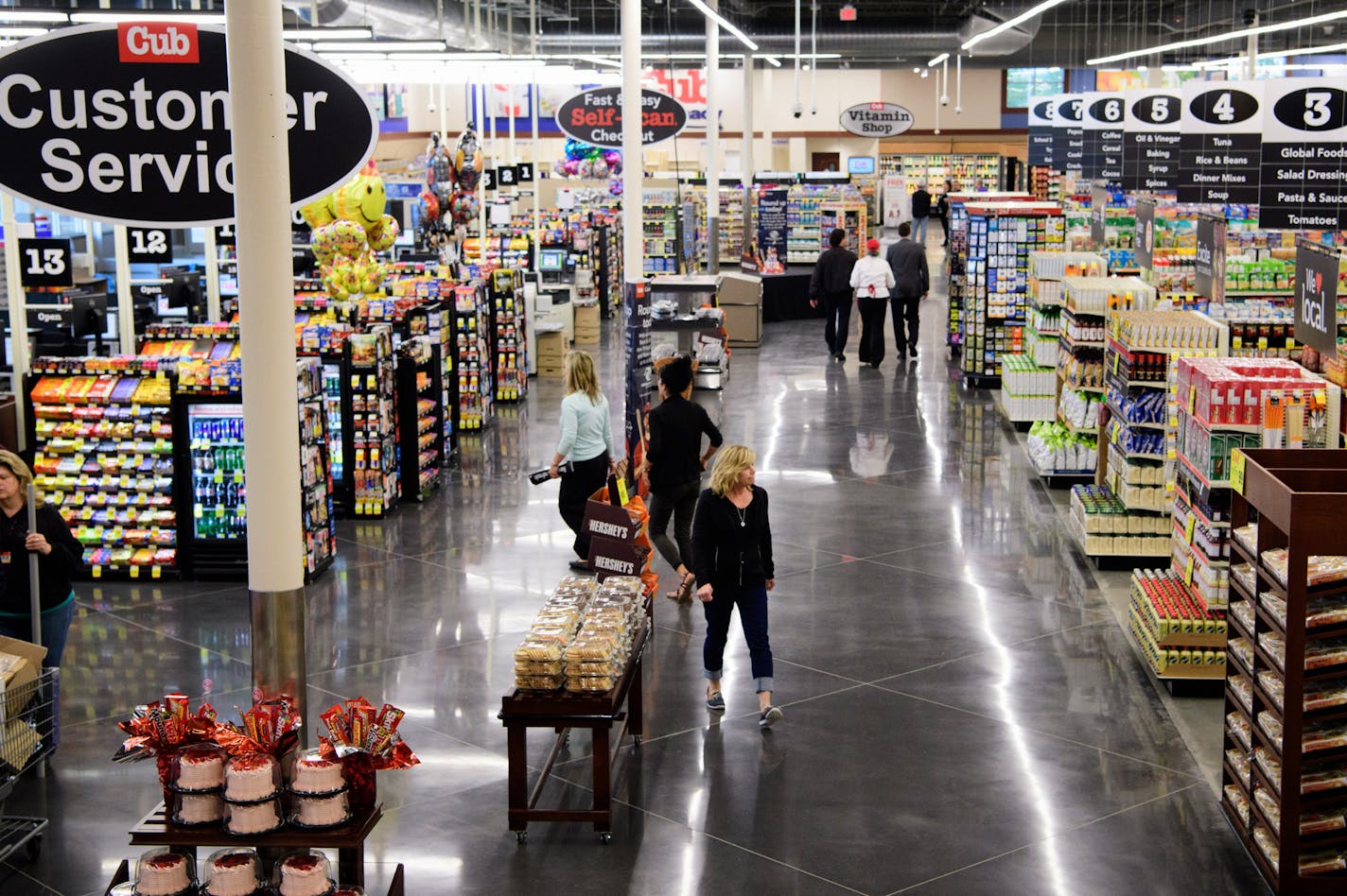 Workers looked over the new Oakdale Cub Foods minutes before opening for a VIP open house. ] GLEN STUBBE * gstubbe@startribune.com Monday, May 9, 2016 Cub Foods' opens its new location in Oakdale on Tuesday, moving across the street from its former, smaller location. The expanded store will be a better competitor to neighboring Hy-Vee. Both are nearly 90,000 square feet with big produce sections, large convenience food areas, pharmacies and liquor stores.