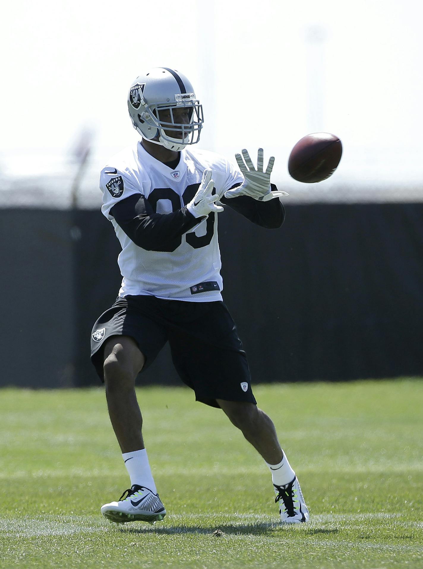 Oakland Raiders wide receiver Amari Cooper catches a pass during a rookie minicamp at an NFL football facility in Alameda, Calif., Friday, May 8, 2015. (AP Photo/Jeff Chiu) ORG XMIT: CAJC101