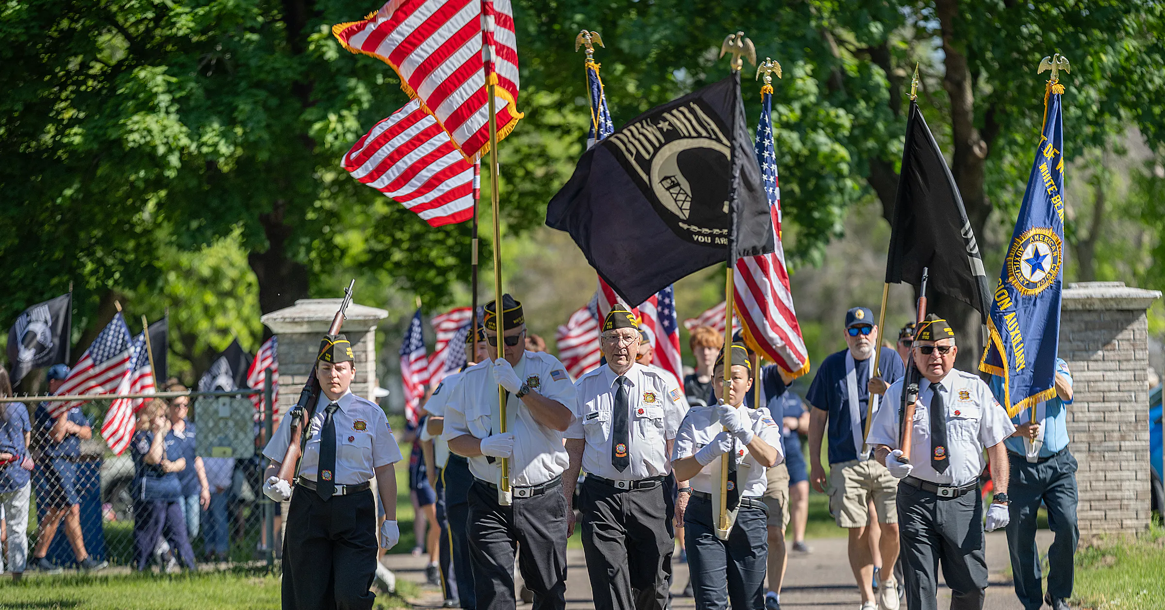 White Bear Lake gedenkt am Memorial Day gefallener Veteranen ...