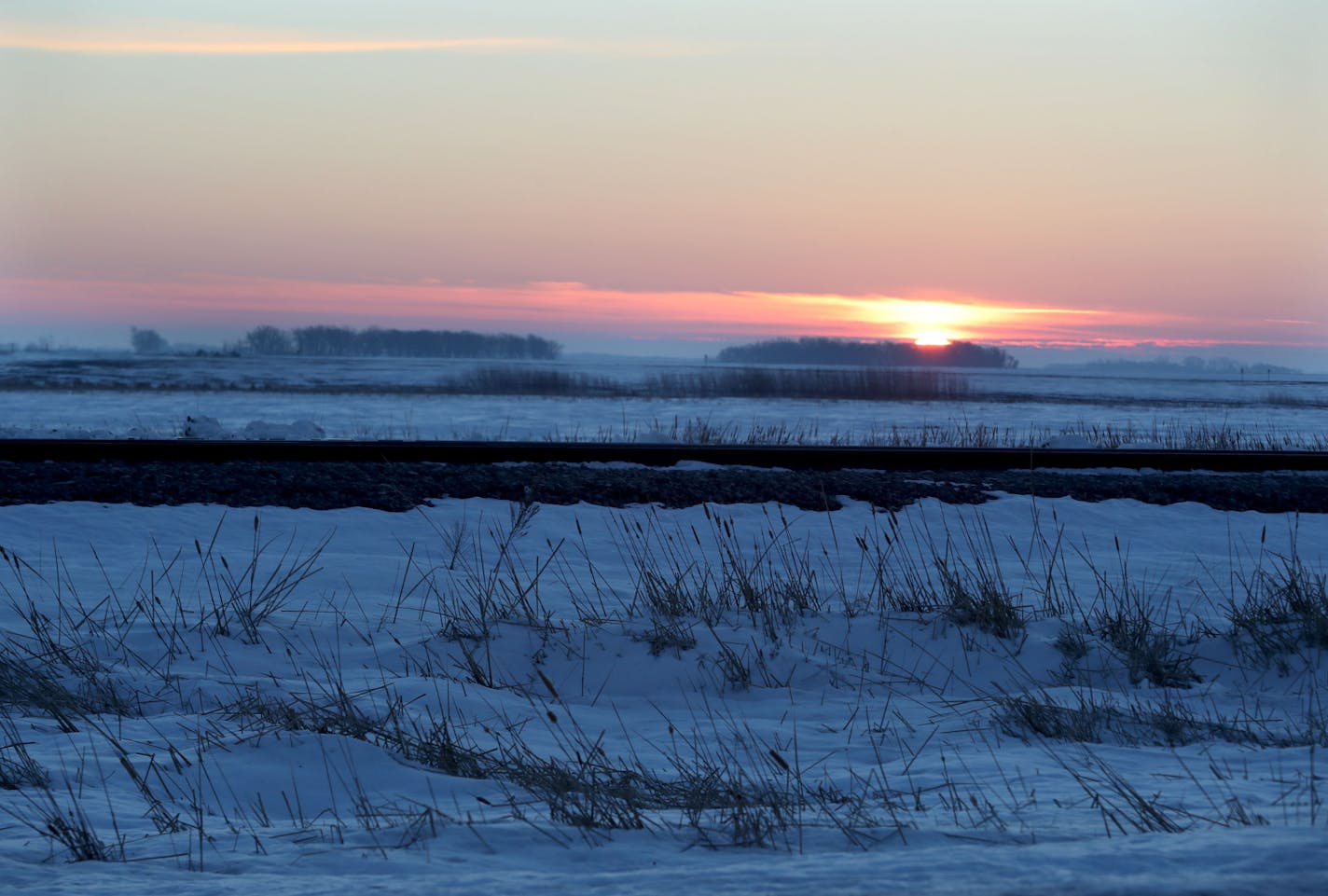 The sun rises behind a set of railroad tracks near the now closed and abandoned former U.S. border crossing Thursday, Jan. 26, 2017, in Noyes, MN. The number of illegal crossings from the U.S. into Canada, including from Minnesota, has jumped recently, even during the cold months. There is no fence, no wall at the Noyes, Minnesota border with Canada. Instead all that keeps people from illegally crossing the border where the road simply ends is a stop sign and a metal gate.] DAVID JOLES • david.joles@startribune.com Canadian authorities have seen a marked increase in people crossing the border near Emerson and asking for asylum in Canada - from a few dozen a year four years ago to 400 since April alone. Unlike in previous years, the crossings have picked up as cold weather set in, resulting in a number of serious injuries. The majority of these asylum seekers are Somali. Apparently, many of them came into the United States along a new smuggling route through the U.S.-Mexico border and unsuccessfully applied for asylum. They are fleeing as the U.S. government has stepped up deportations to Somalia.**,cq