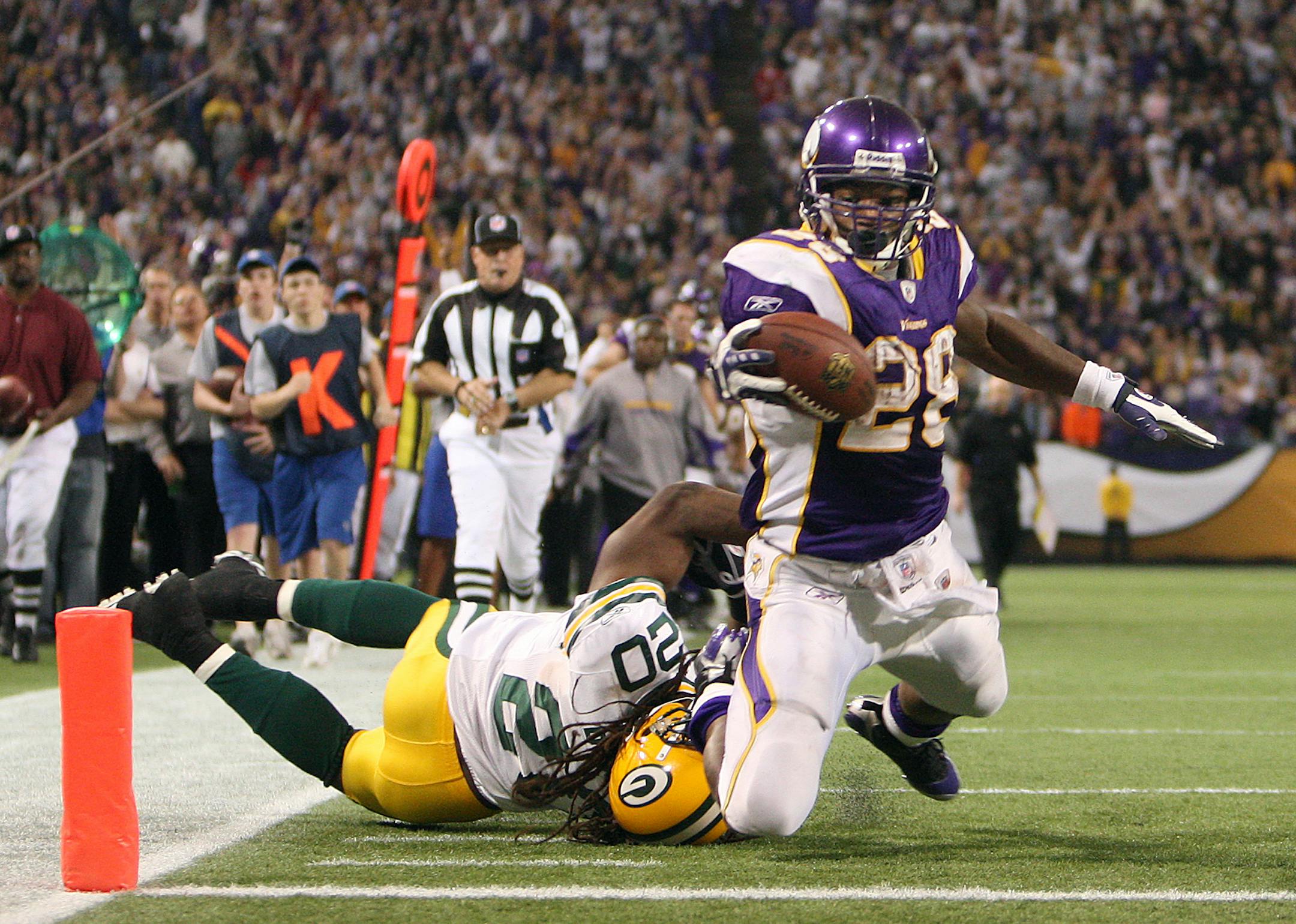 Adrian Peterson stretched into the end zone on a 29-yard touchdown run in the fourth quarter, lifting the Vikings over Green Bay 28-27.