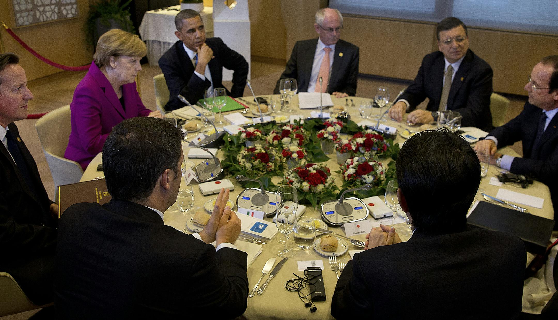 President Barack Obama meets with world leaders for a G-7 summit working dinner in Brussels, June 4, 2014. Earlier Wednesday Obama met for the first time with President-elect Petro Poroshenko of Ukraine and pledged U.S. support for efforts to stabilize the corruption-torn country. From bottom left: Italian Prime Minister Matteo Renzi, British Prime Minister David Cameron, German Chancellor Angela Merkel, Obama, European Council President Herman Van Rompuy, European Commission President Jose Manu