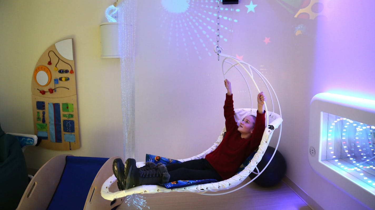 Caroline Marshall, 10, of Eden Prairie, tried out the suspended chair in the Snoezelen room. ] (KYNDELL HARKNESS/STAR TRIBUNE) kyndell.harkness@startribune.com In the new pain clinic at Children's Hospital in Minneapolis Min., Thursday, January 15, 2014.