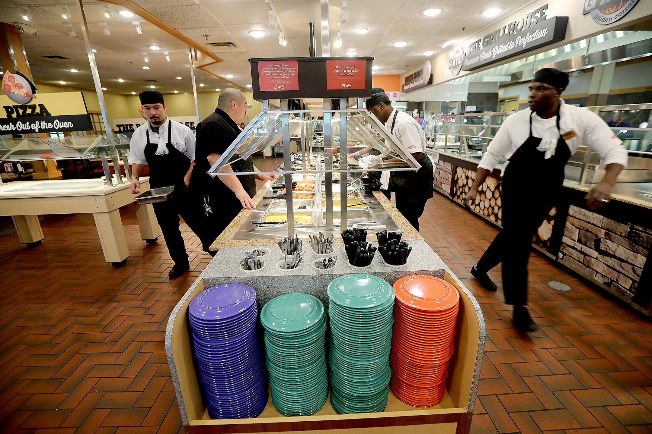 New Golden Corral employees were being trained in different areas before the buffet style restaurant opens, Wednesday, August 31, 2016 in Maple Grove, MN. It is the first Minnesota location in a former Old Country Buffet location. ] (ELIZABETH FLORES/STAR TRIBUNE) ELIZABETH FLORES &#x2022; eflores@startribune.com