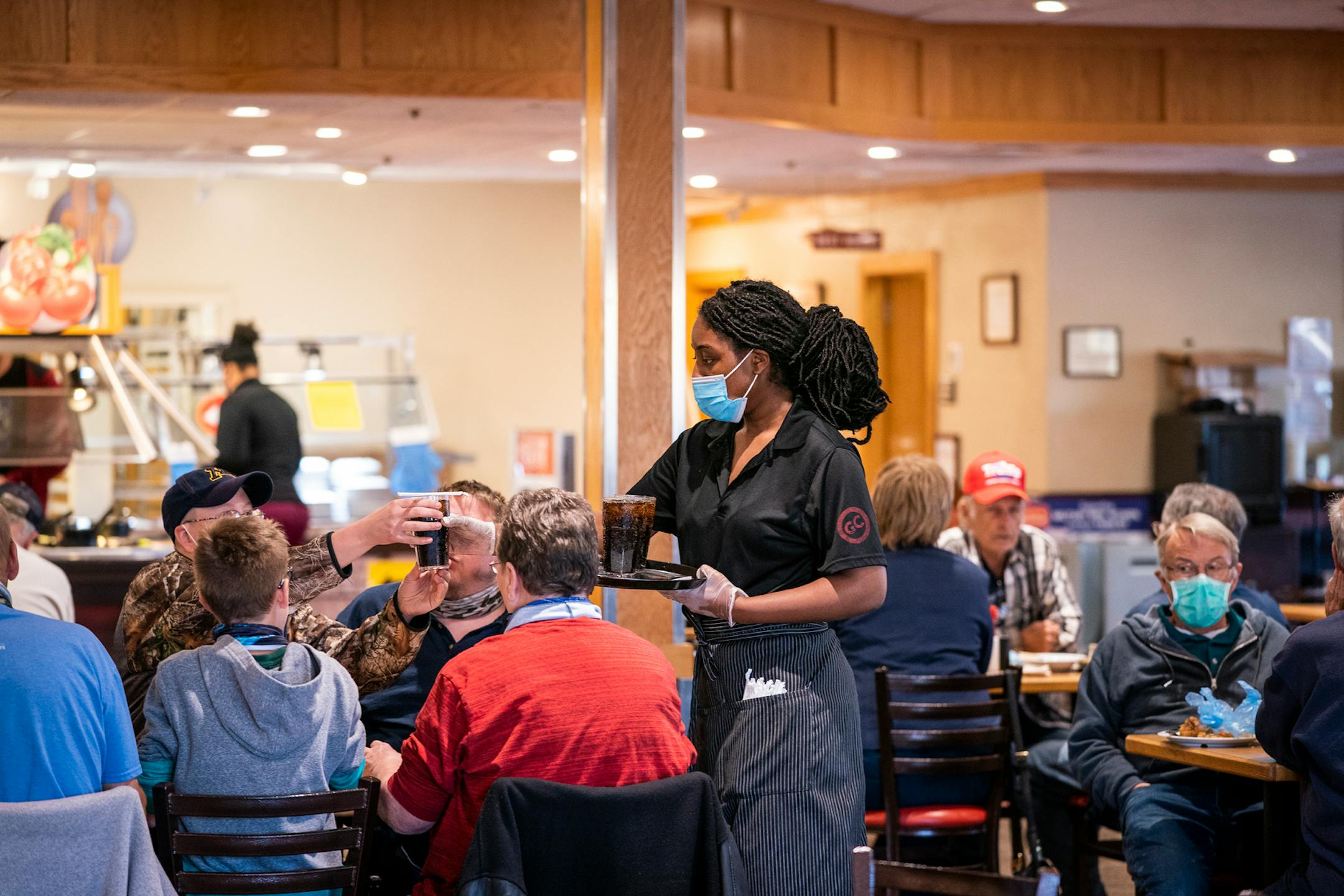 Server Zoya Miamen brought drinks to a table at the Golden Coral Buffet and Grill. ] LEILA NAVIDI • leila.navidi@startribune.com BACKGROUND INFORMATION: Golden Corral Buffet and Grill in Maple Grove on Friday, October 2, 2020.