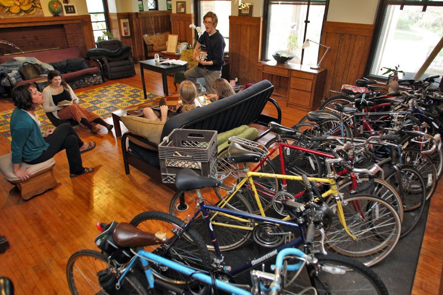 A look at "intentional communities" or modern communes in the Twin Cities. The Students Co-operative on the UM campus has 29 students that share facilities in an older building on sorority-fraternity row on University Ave. Students have a sing-along in the living room of the co-operative where bikes are parked ready to be pedaled off to classes on the campus.
(MARLIN LEVISON/STARTRIBUNE(mlevison@startribune.com