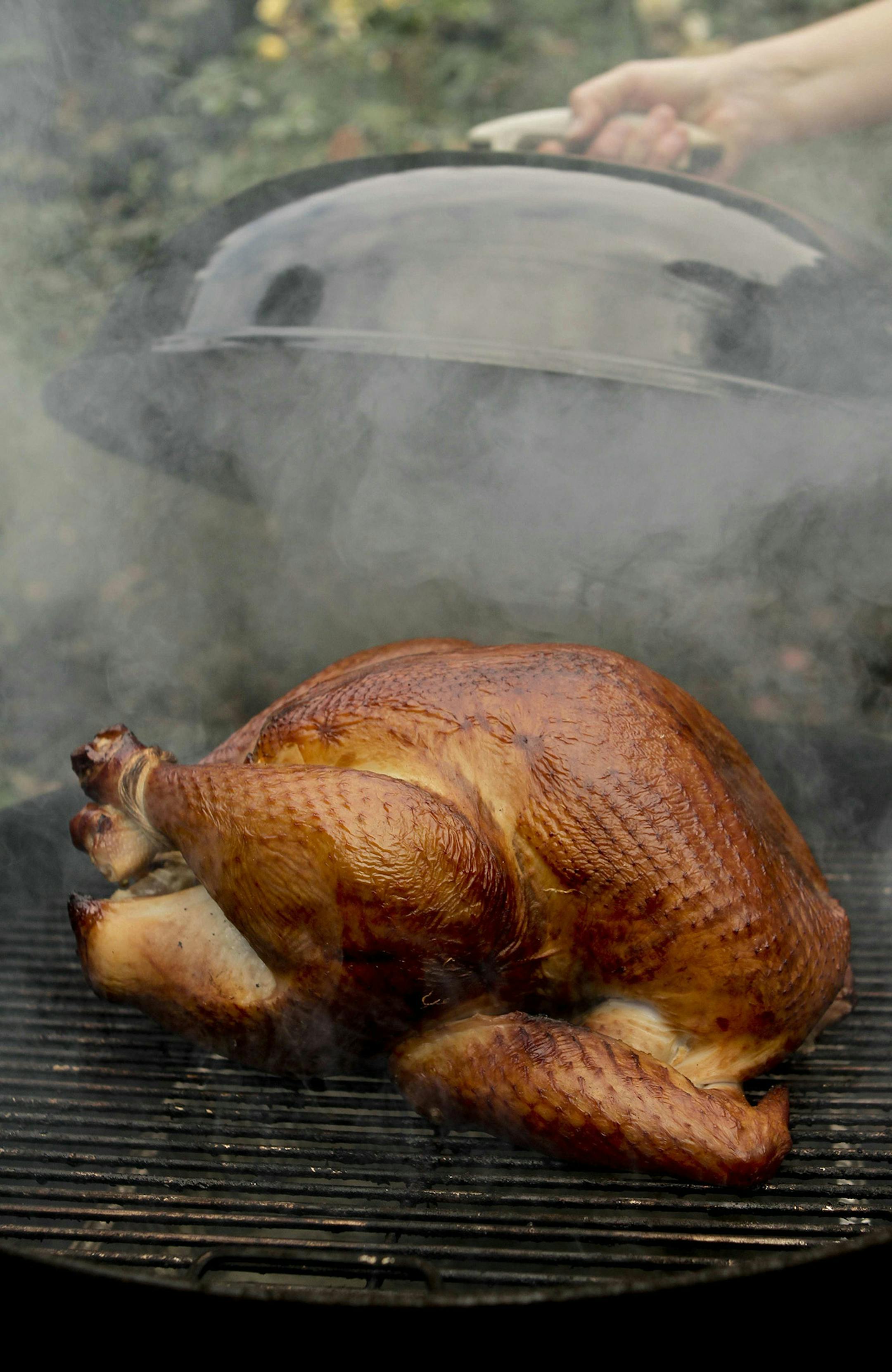 Noelle Carter uses a kettle grill and hickory chips to smoke a turkey on October, 21, 2010, in West Hollywood, California. (Ann Cusack/Los Angeles Times/MCT) ORG XMIT: 1097276