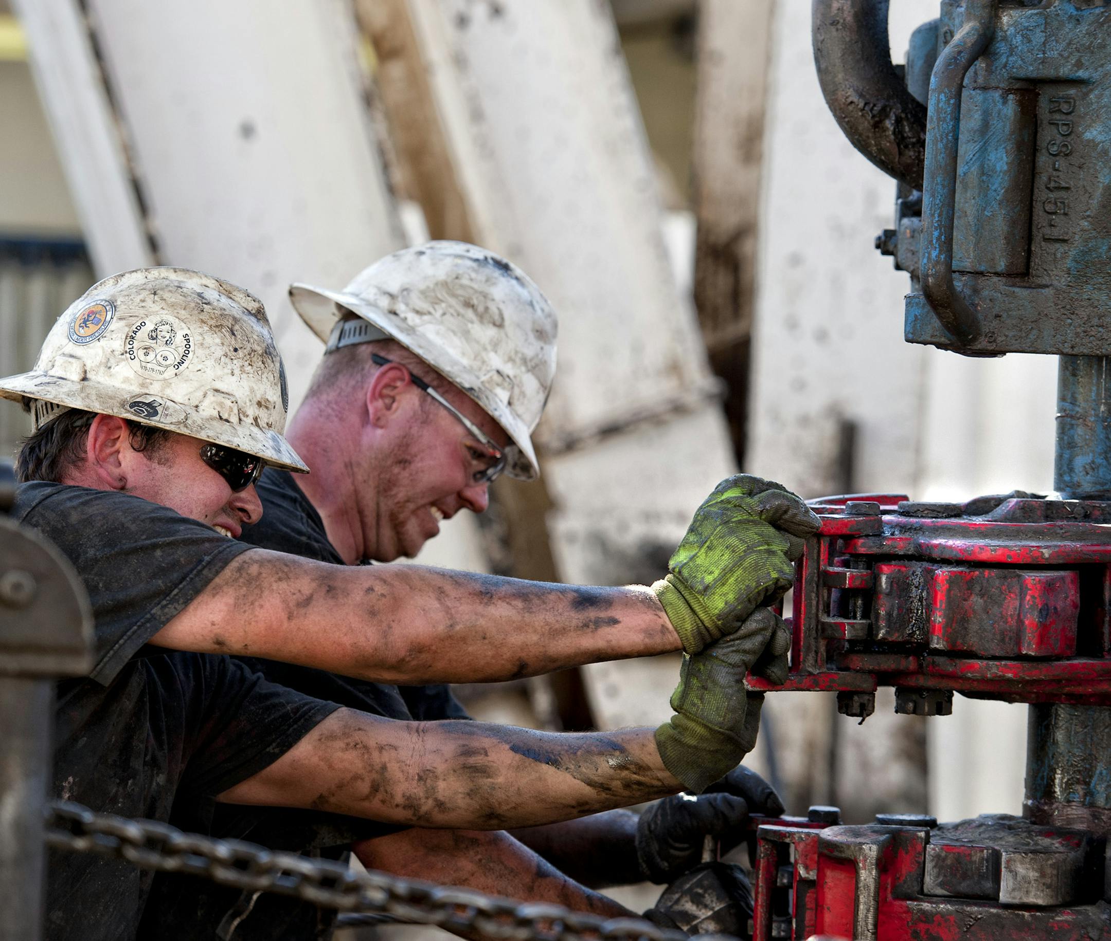 A Kodiak Gas & Oil Corp crew pulled drilling pipe from the ground on unit rig 328 near Watford City, North Dakota. L to R are Harmon "Bronc" Jasperson and Brandon Lewis. ] GLEN STUBBE * gstubbe@startribune.com EDS: names are cq from Kodiak district manager Jerry Myers. Harmon "Bronc" Jasperson has white hat w dark glasses, Brandon Lewis has white hat w clear glasses, and Brendan Brown has a brown hat and clear glasses.