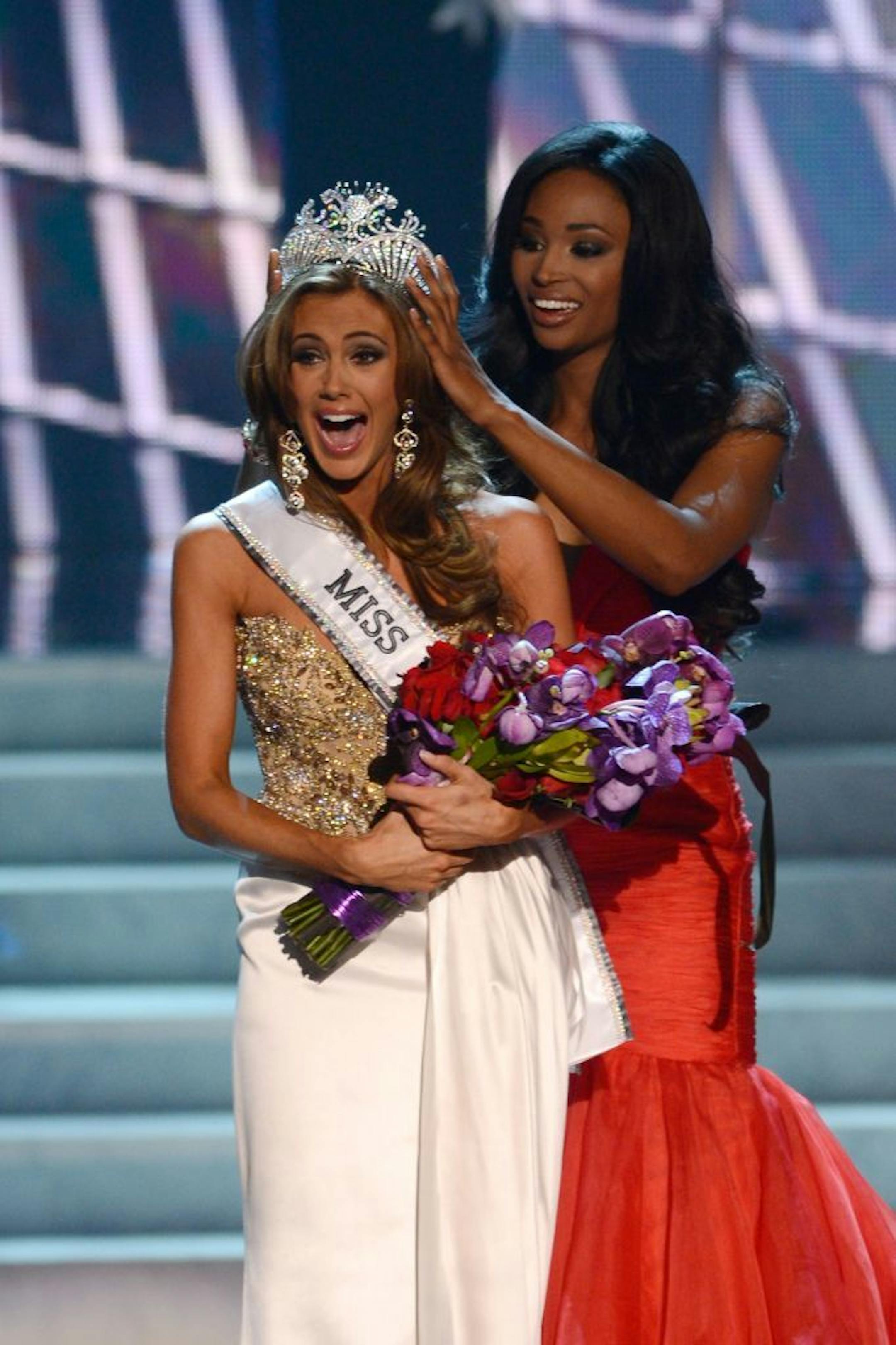 Miss Connecticut Erin Brady is crowned the winner of the Miss USA 2013 pageant by Nana Meriwether, Sunday, June 16, 2013, in Las Vegas.