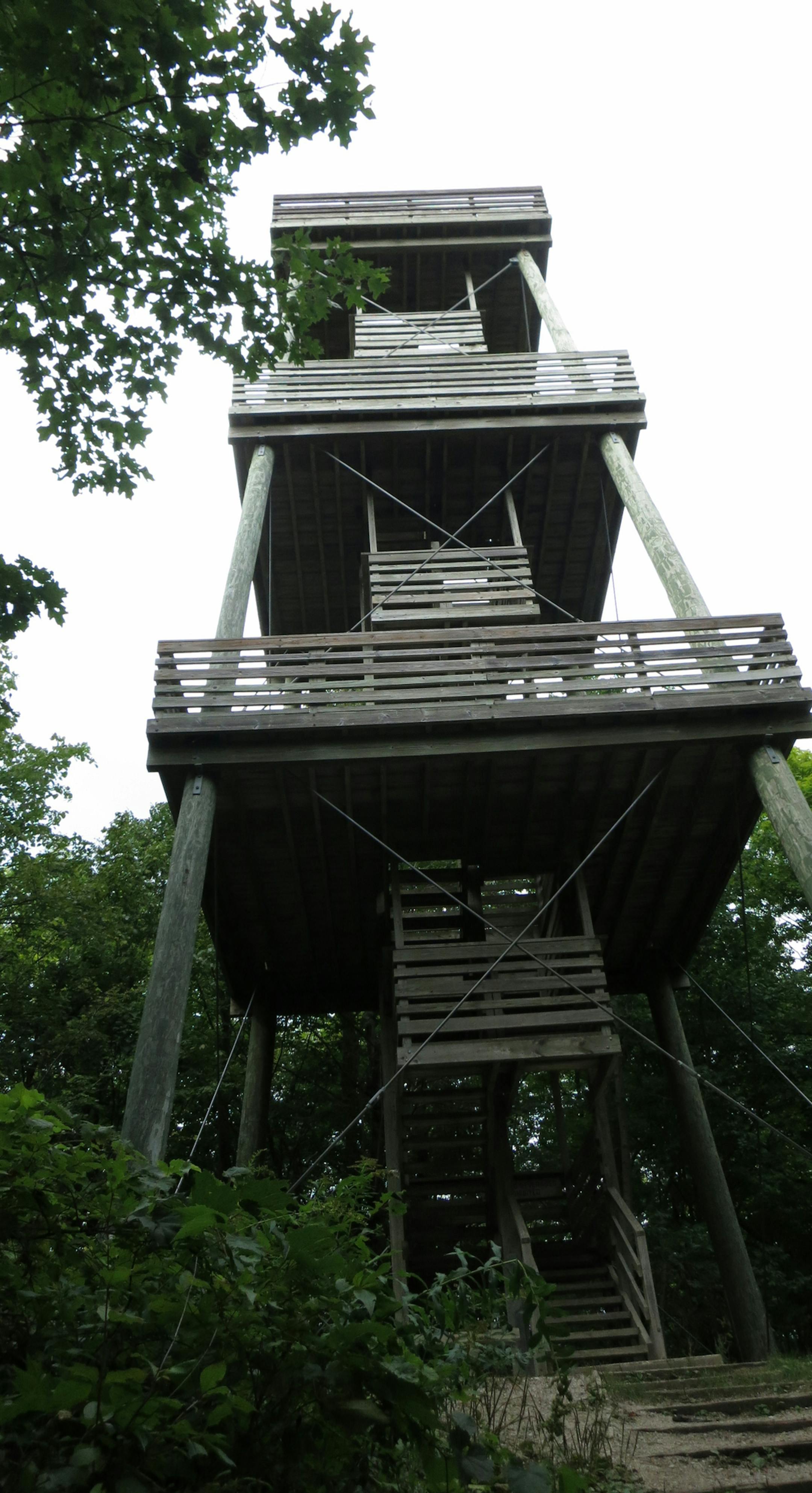 Parnell Tower rises up from the Kettle Moraine State Forest for an outstanding view not just of changing colors but also geological formations left behind by glaciers. (Kevin Revolinski/Chicago Tribune/TNS) ORG XMIT: 1174169