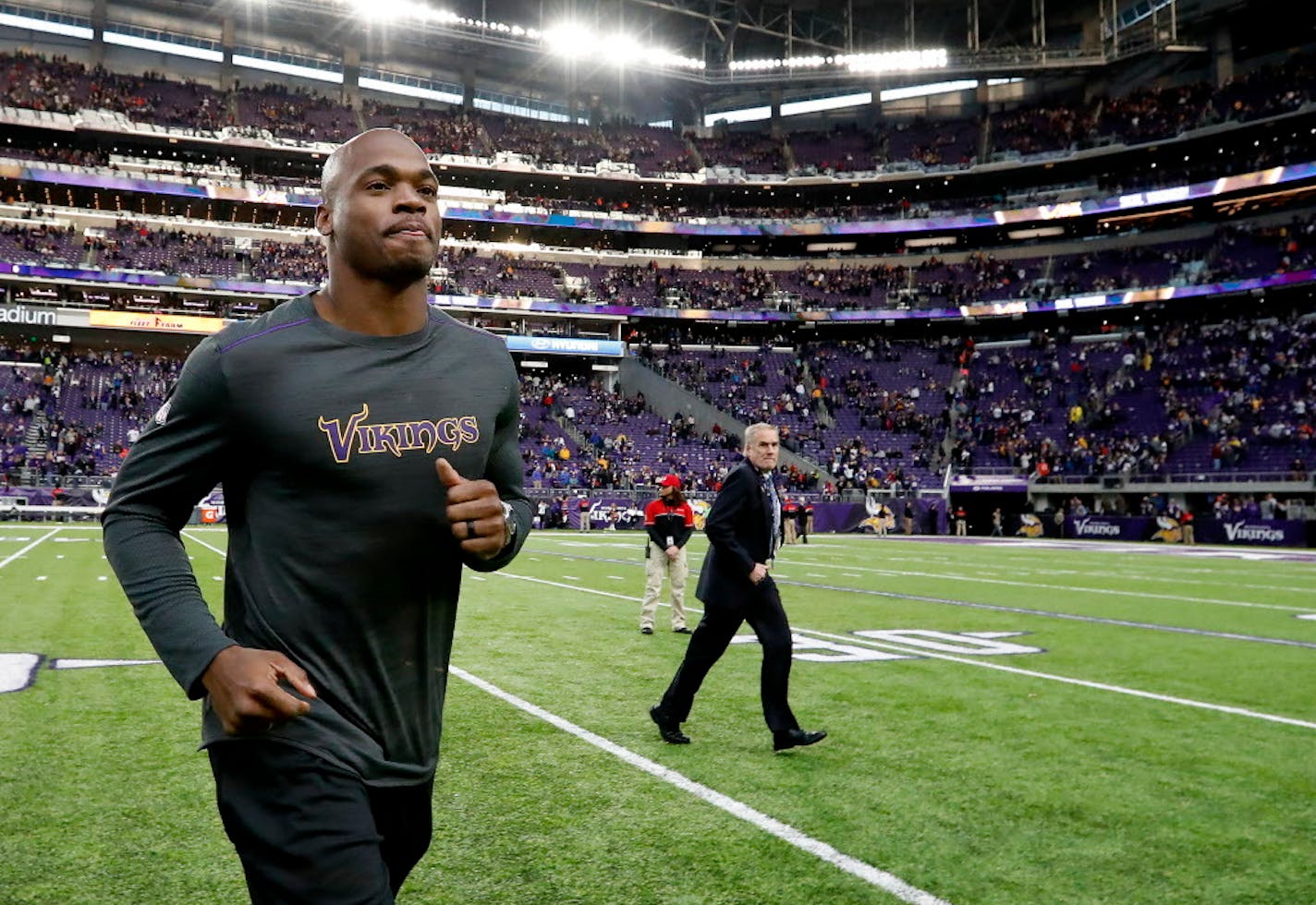 Adrian Peterson ran off the U.S. Bank field at the end 2016 finale. ] CARLOS GONZALEZ cgonzalez@startribune.com - January 1, 2017, Minneapolis, MN, US Bank Stadium, NFL, Minnesota Vikings vs. Chicago Bears