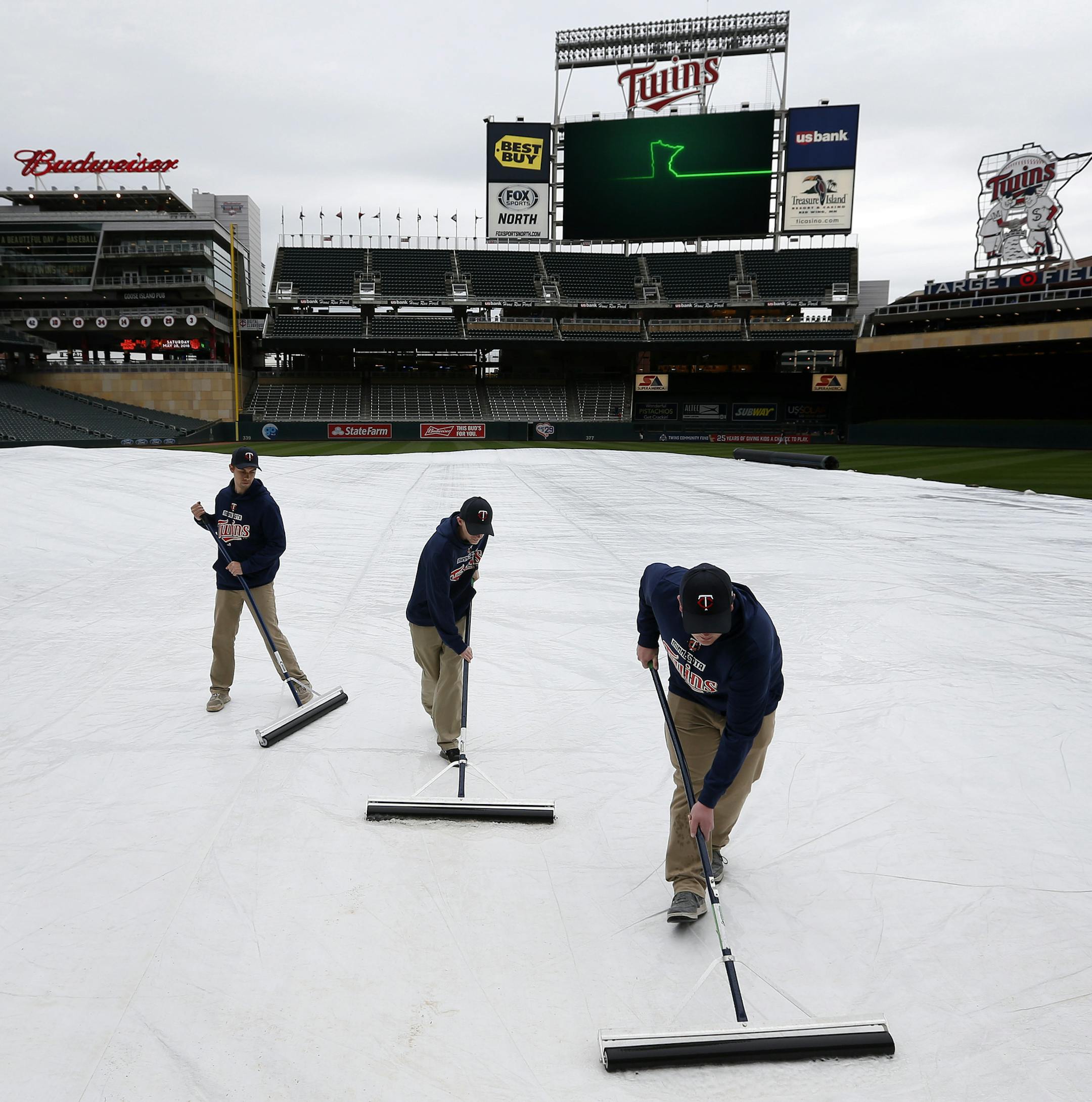The grounds crew removed water from the infield tarp at Target Field. ] CARLOS GONZALEZ cgonzalez@startribune.com - May 9, 2016, Minneapolis, MN, Target Field, MLB, Minnesota Twins vs. Baltimore Orioles