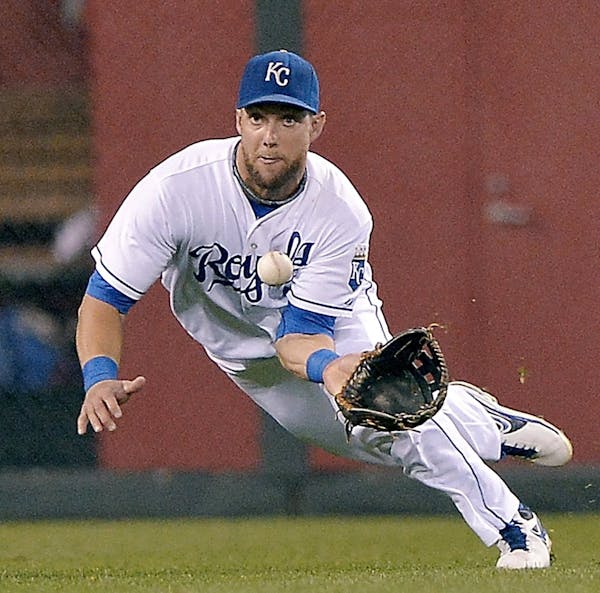 Kansas City Royals left fielder Alex Gordon (4) makes a diving catch for an out on Chicago White Sox's Alejandro De Aza to end the fourth inning durin