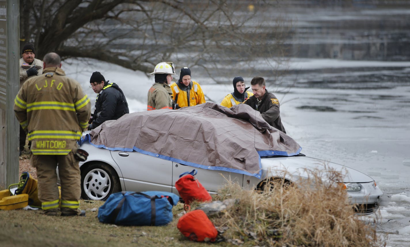 At Lake Josephine in Roseville, authorities recovered (?) body from a vehicle that went through the thin ice.] Richard Tsong-Taatarii/rtsong-taatarii@startribune.com