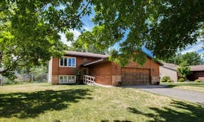 Champlin
Built in in 1987, this three-bedroom, one-bath house has 1,864 finished square feet and features vaulted ceilings, hardwood floors, ful parti