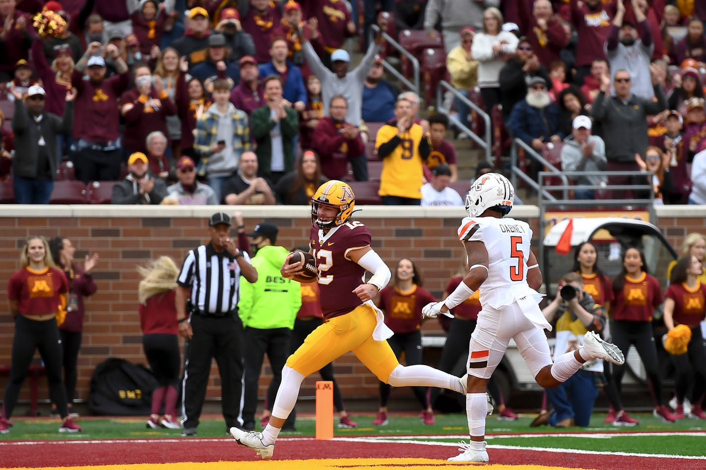 Minnesota Gophers quarterback Cole Kramer (12) ran for a touchdown in the third quarter against Bowling Green Falcons safety Sy Dabney (5). ] AARON LAVINSKY • aaron.lavinsky@startribune.com