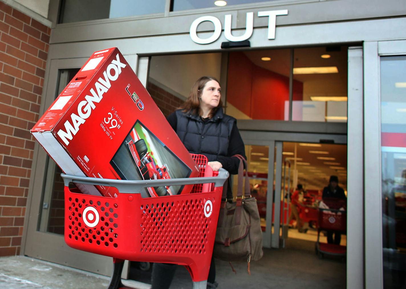 Pamela Reed, of Minneapolis, walked out with a big television at Target in Roseville Saturday, December 21, 2013. Reed had no idea that Target was having 10% off but was happy about the discount. ] (KYNDELL HARKNESS/STAR TRIBUNE) kyndell.harkness@startribune.com ORG XMIT: MIN1312211628362694