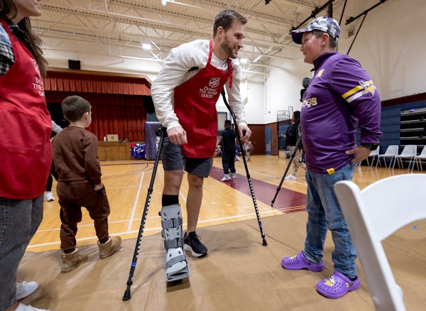 On crutches, Cousins helps serve Thanksgiving dinner for Salvation Army