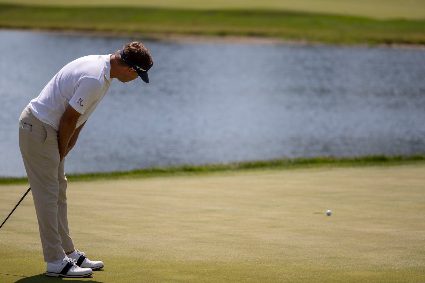 Keith Mitchell missed his putt at the 18th hole during the third round of the 3M Open. He had birdied seven of the previous eight holes.