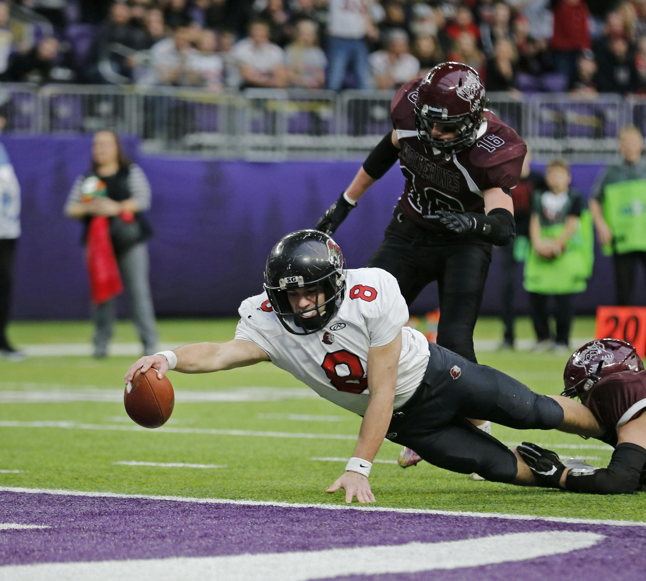 Spring Grove quarterback Alex Folz (8) dove into the end zone for a touchdown in the first quarter. ] Shari L. Gross ï shari.gross@startribune.com Spring Grove led Mountain Lake 14-6 after the first quarter in the 9-man Prep Bowl championship game inside U.S. Bank Stadium on Friday, Nov. 23, 2018