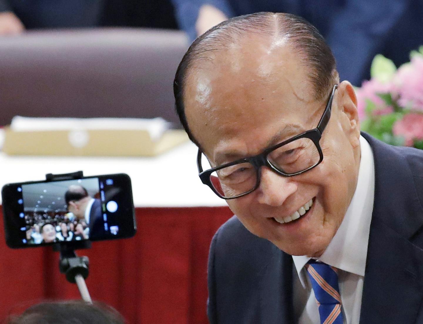 Hong Kong tycoon Li Ka-shing, chairman of CK Hutchison Holdings company, smiles during a press conference to announce the company's annual results in Hong Kong, Friday, March 16, 2018. Li says he is retiring as chairman of his conglomerate just shy of his 90th birthday. (AP Photo/Kin Cheung) ORG XMIT: XKC114