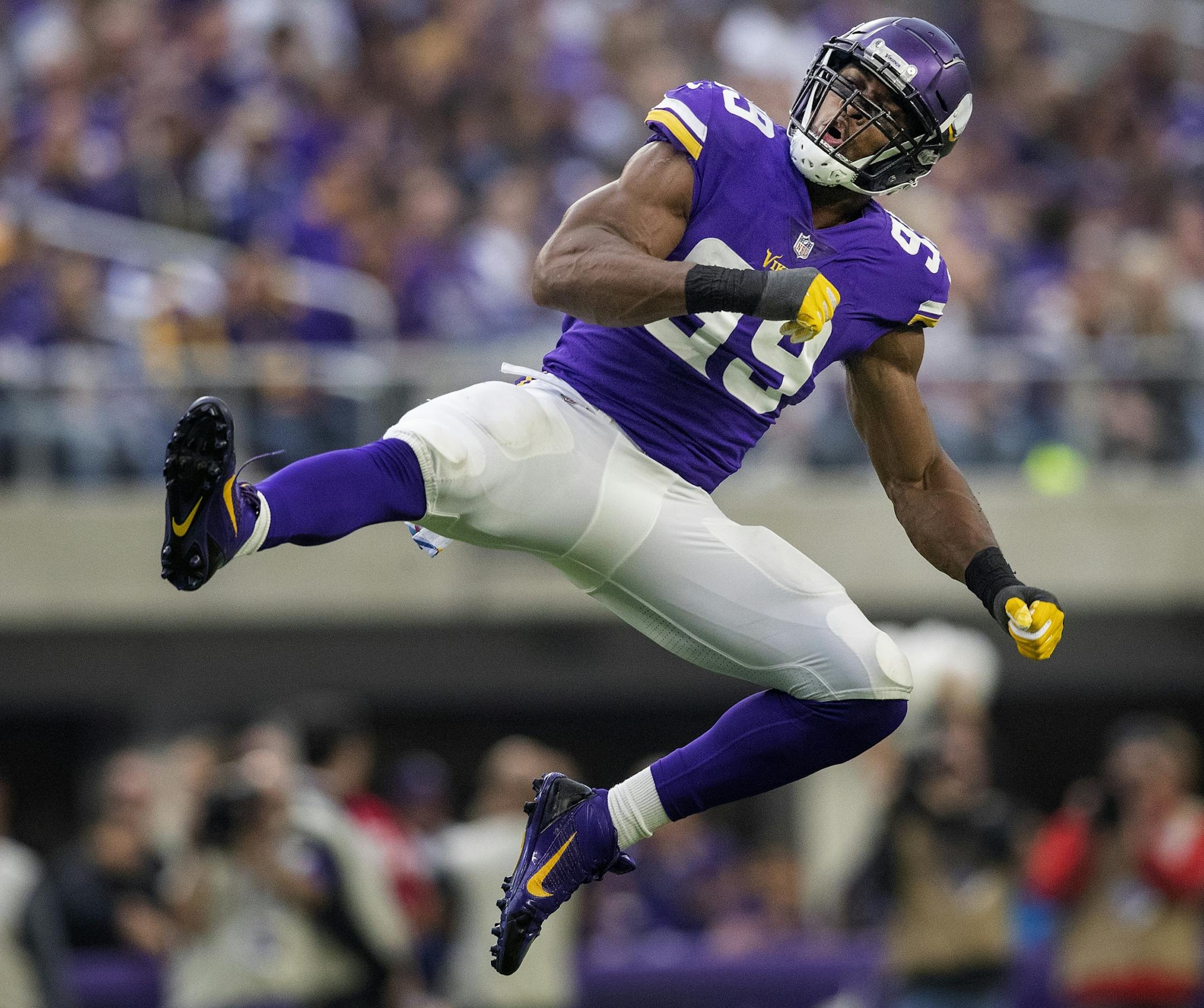 Danielle Hunter (99) celebrated after a sack in the first quarter.