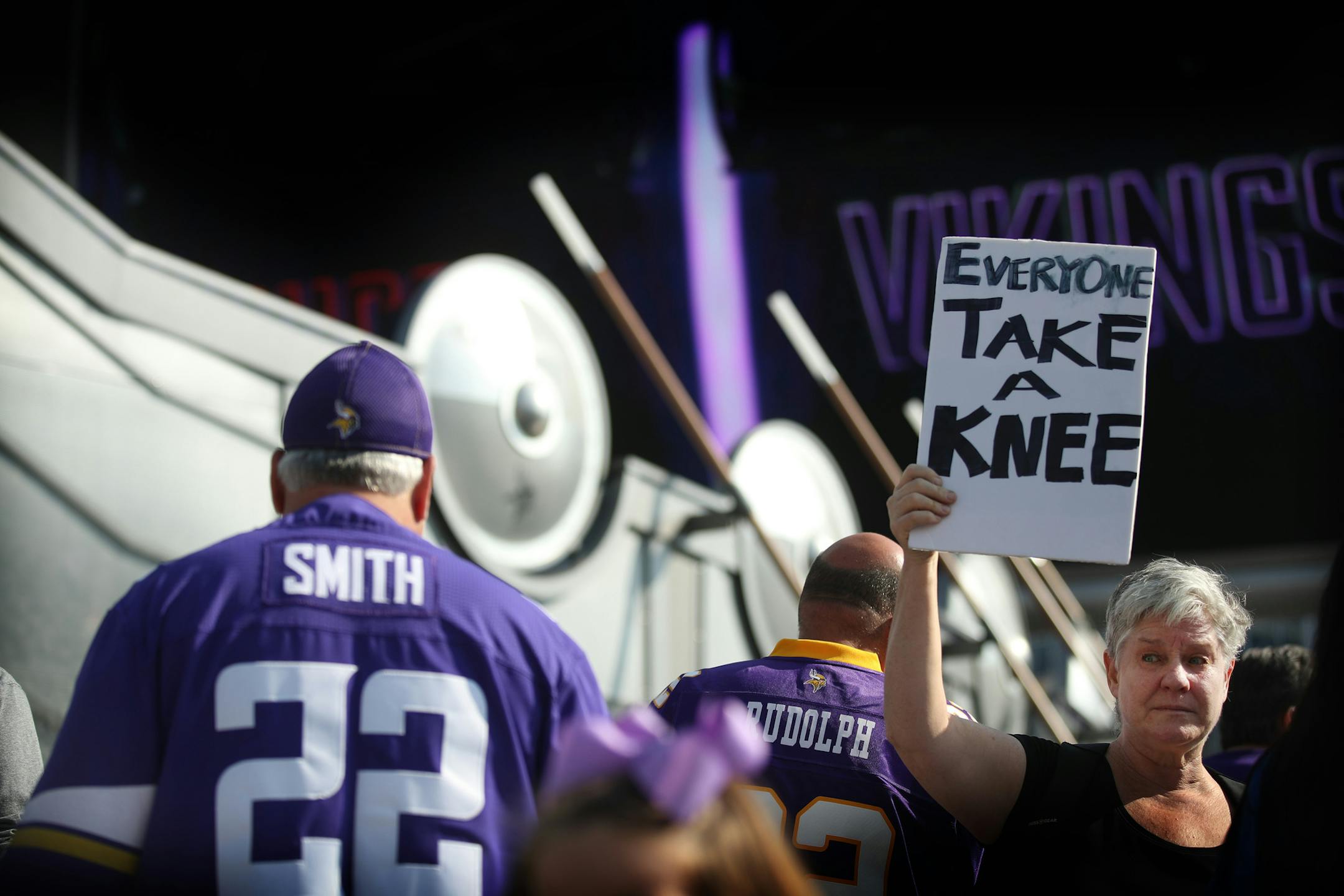 Linda Breitag held a sign up criticizing President Donald Trump's suggestion that they fire players who kneel for the national anthem at U.S. Bank Stadium Sunday September 24,2017 in Minneapolis, MN. ] The Vikings are hosting the Tampa Bay at U.S. Bank Stadium. JERRY HOLT ï jerry.holt@startribune.com Jerry Holt