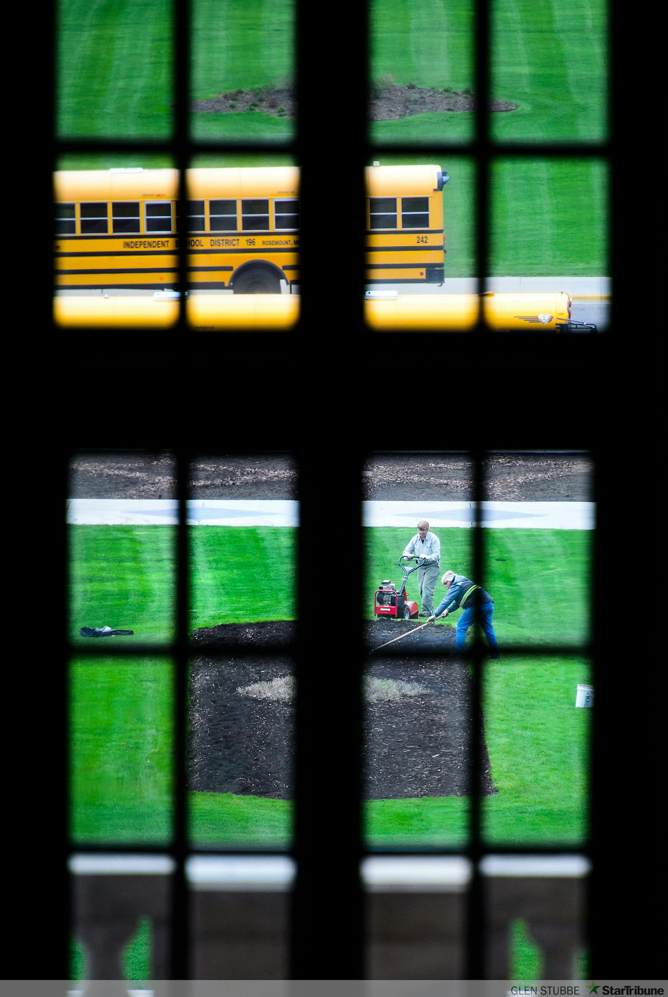 Even as legislators prepare to depart St. Paul groundskeepers prepare the garden beds in front of the Capitol.   ]     Friday, May 16, 2014   GLEN STUBBE * gstubbe@startribune.com