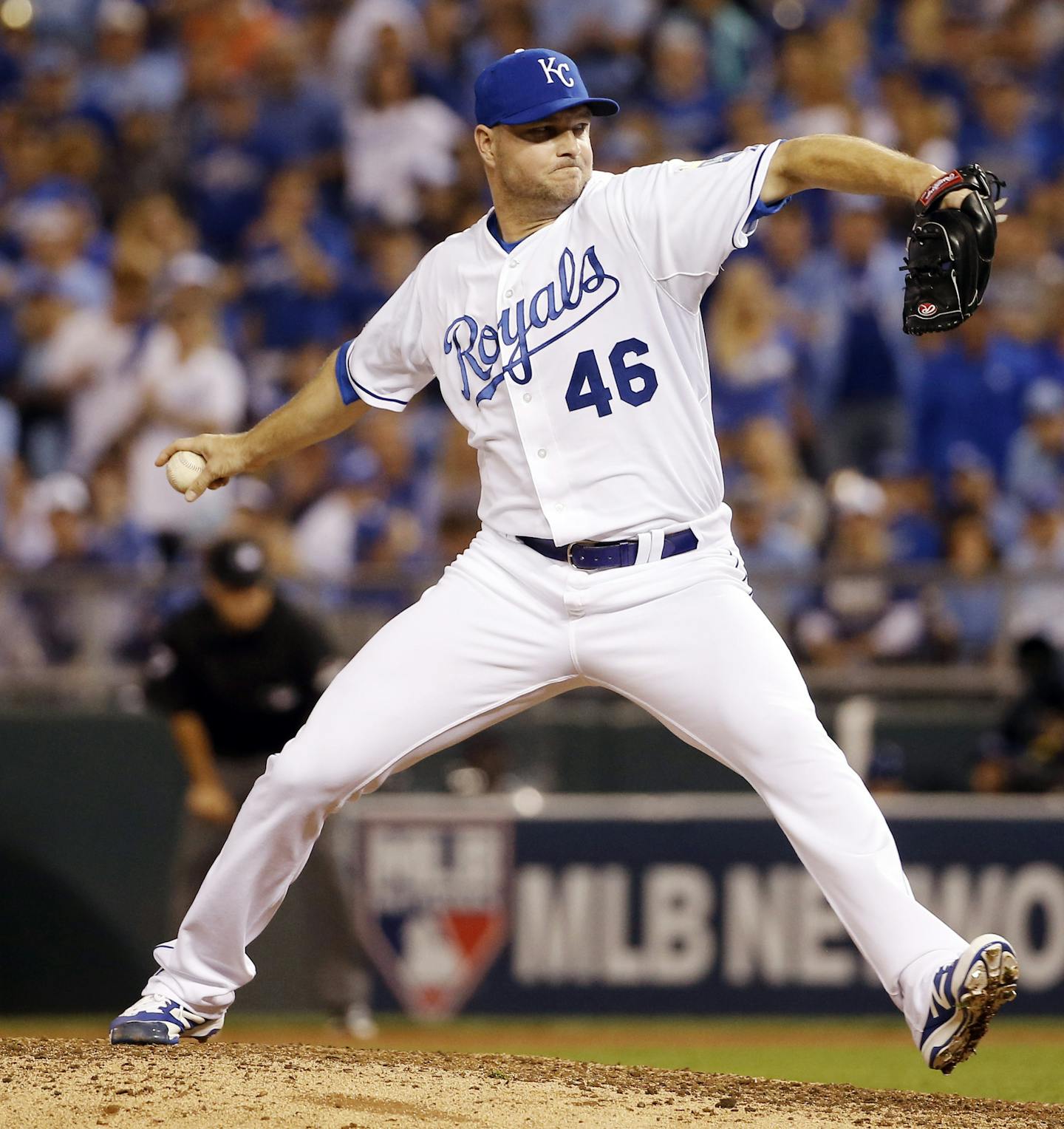 Kansas City Royals relief pitcher Ryan Madson throws against the Toronto Blue Jays during the eighth inning in Game 6 of baseball's American League Championship Series on Friday, Oct. 23, 2015, in Kansas City, Mo. (AP Photo/Matt Slocum) ORG XMIT: ALCS197