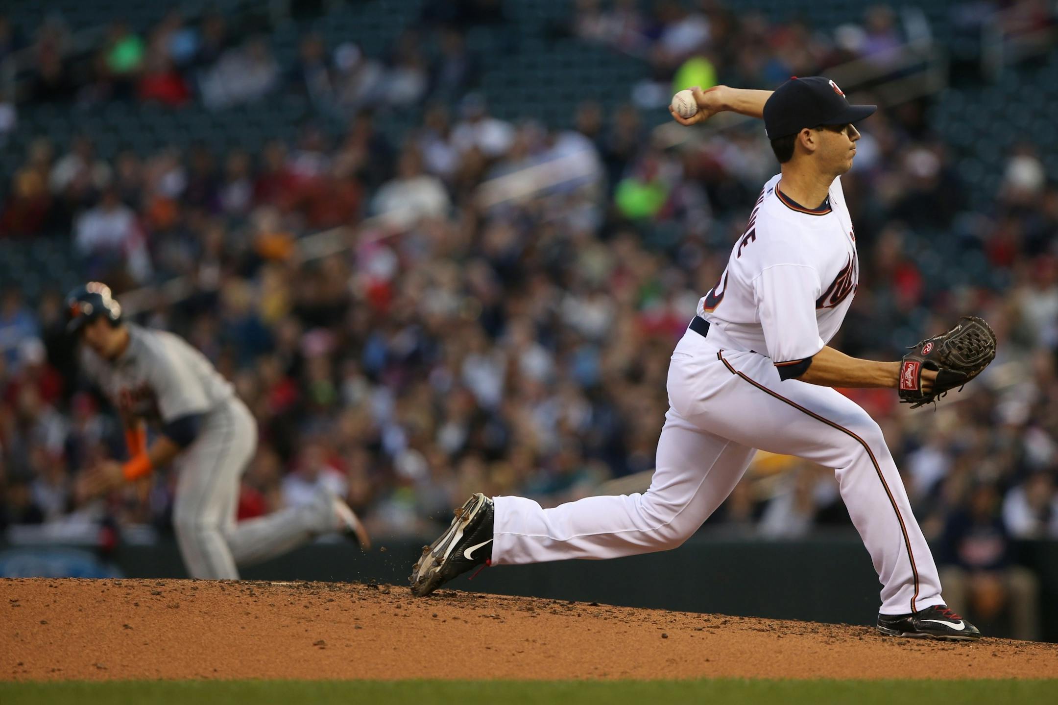 Minnesota Twins relief pitcher Tim Stauffer pitches.