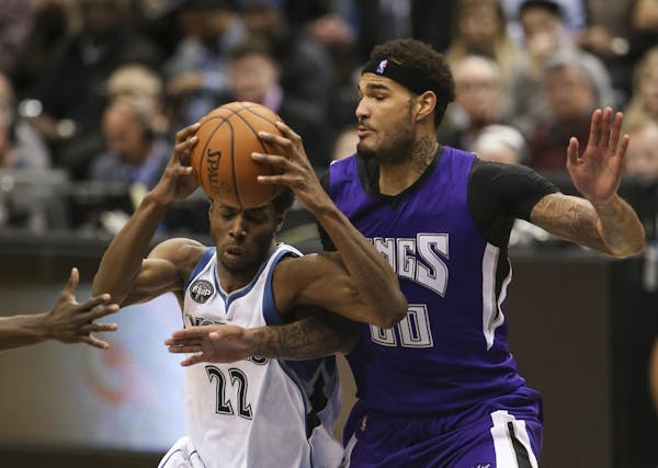 Timberwolves guard Andrew Wiggins drove around Sacramento Kings center Willie Cauley-Stein in the fourth quarter Wednesday night. Wiggins finished wit