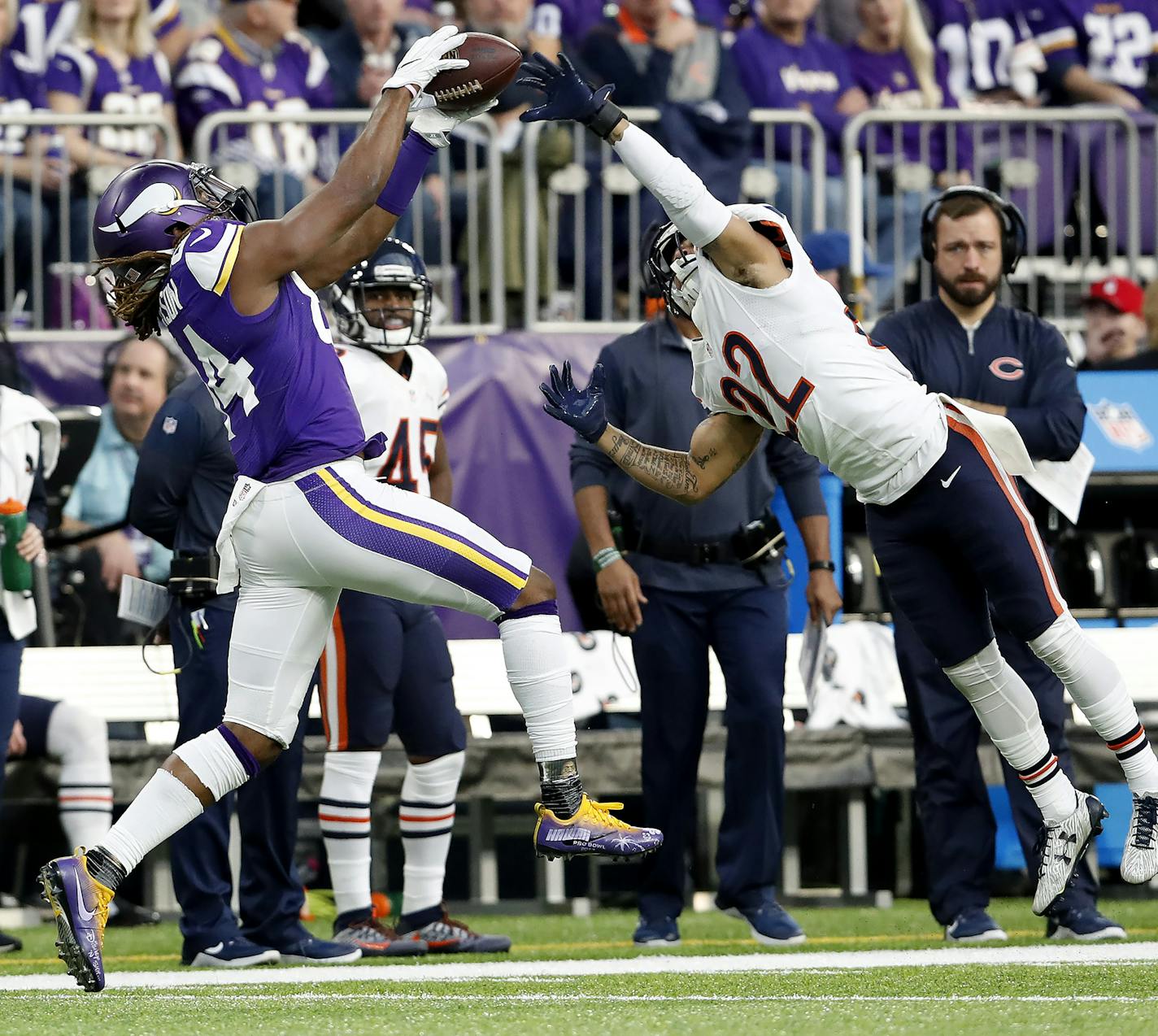 Cordarrelle Patterson (84) caught a pass for a 39-yard gain while being defended by Cre'Von LeBlanc (22) in the first quarter. ] CARLOS GONZALEZ cgonzalez@startribune.com - January 1, 2017, Minneapolis, MN, US Bank Stadium, NFL, Minnesota Vikings vs. Chicago Bears