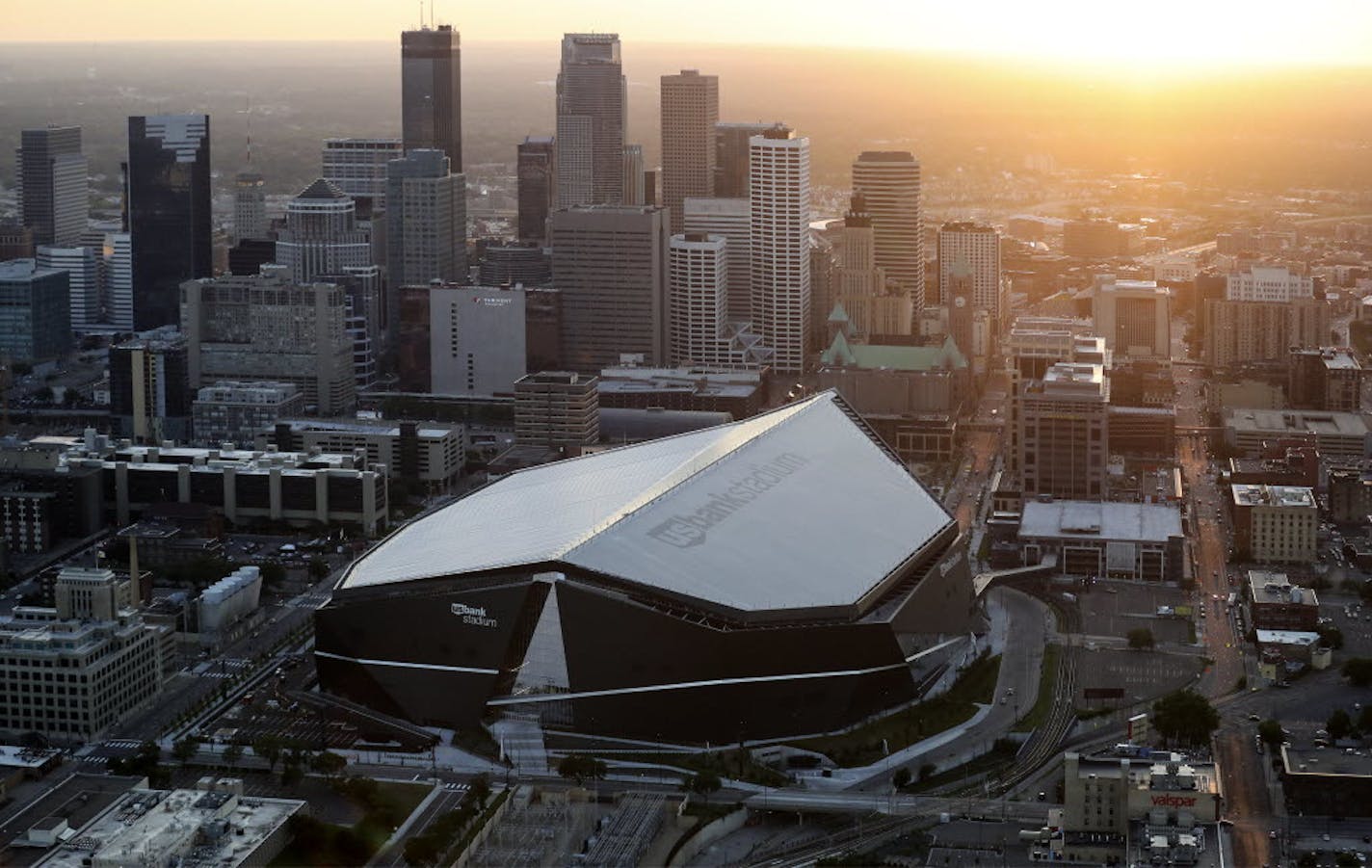 Minnesotans showed early interest in being part of Super Bowl LII next February at U.S. Bank Stadium, submitting 3,727 applications to volunteer in just a few hours Wednesday.