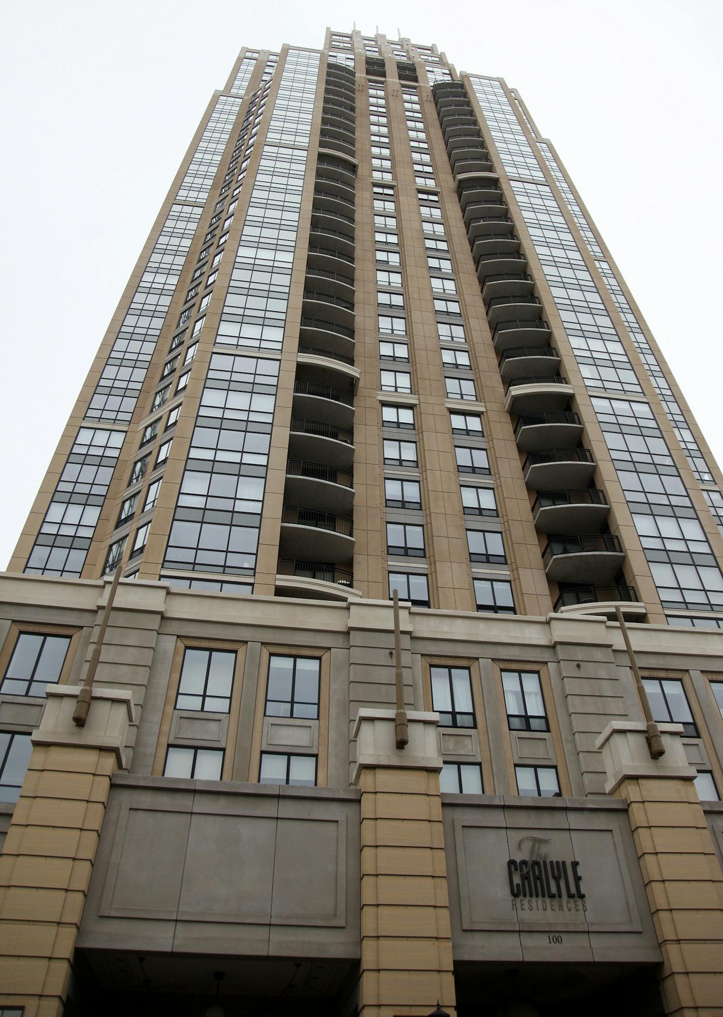 ELIZABETH FLORES &#x2022; eflores@startribune.com December 31, 2010 - Minneapolis, MN - Carlyle condo building at the corner of 3rd Ave. S. and 1st.in downtown Minneapolis.