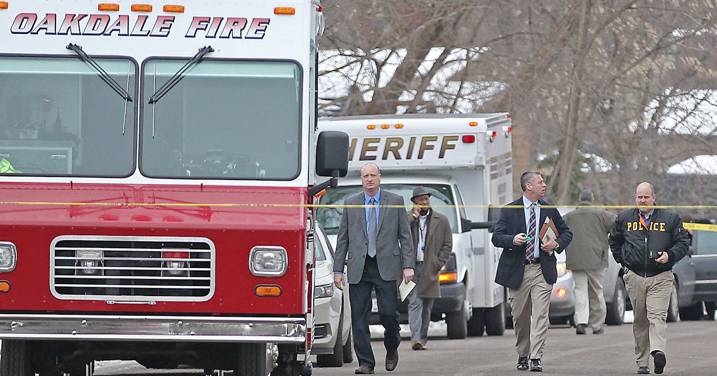 Police comb the scene in an Oakdale neighborhood where several shots were fired and a police officer was shot in the arm, Thursday, January 28, 2016 in Oakdale, MN. ] (ELIZABETH FLORES/STAR TRIBUNE) ELIZABETH FLORES &#x2022; eflores@startribune.com