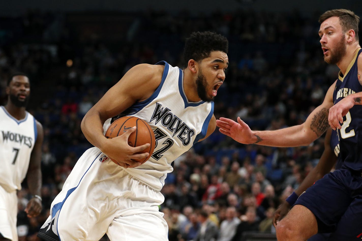 Timberwolves center Karl-Anthony Towns drove to the basket as New Orleans forward Donatas Motiejunas defended during the first half Friday night.