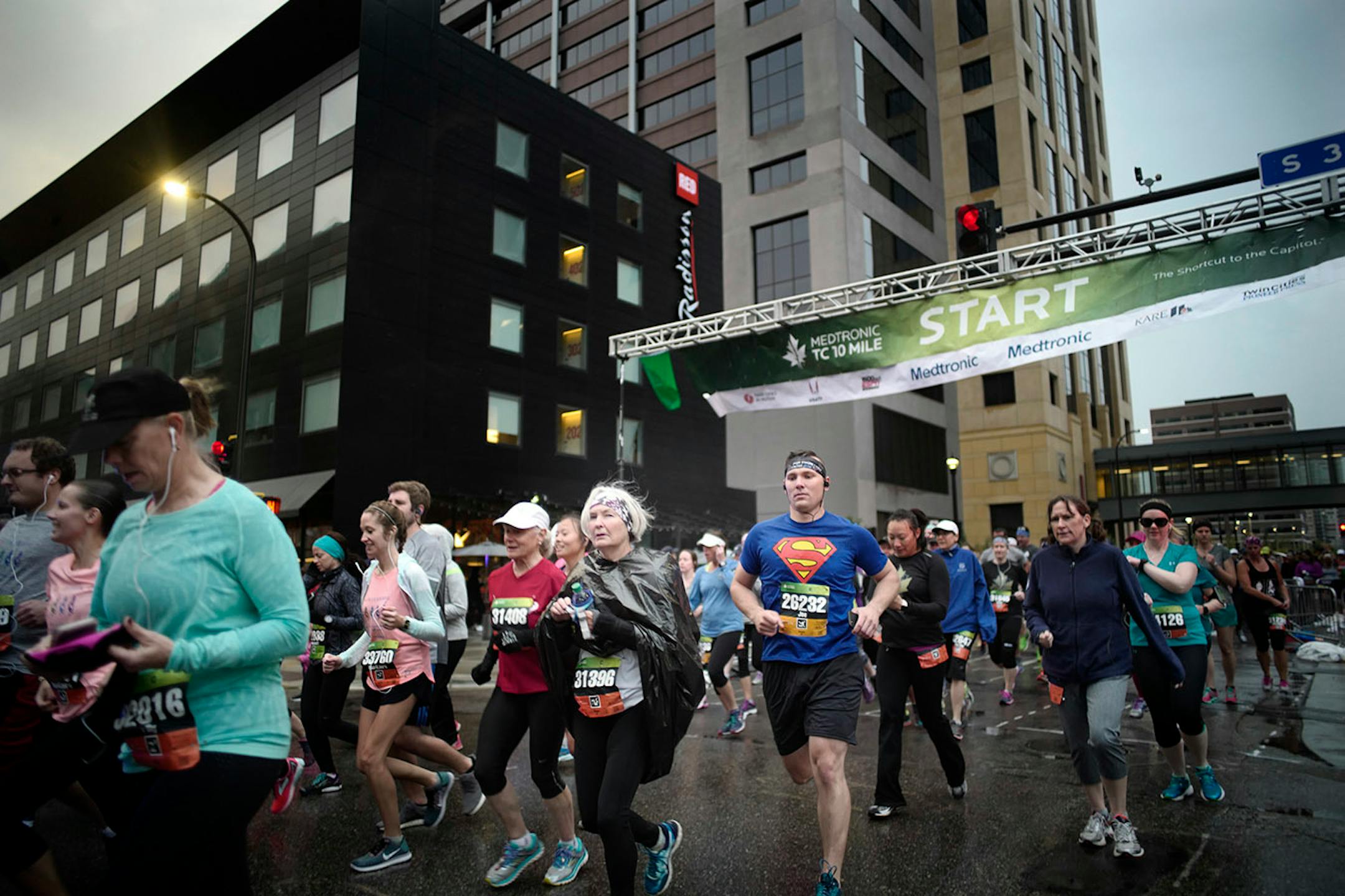 The start of the 10K race had drizzle fall on runners.