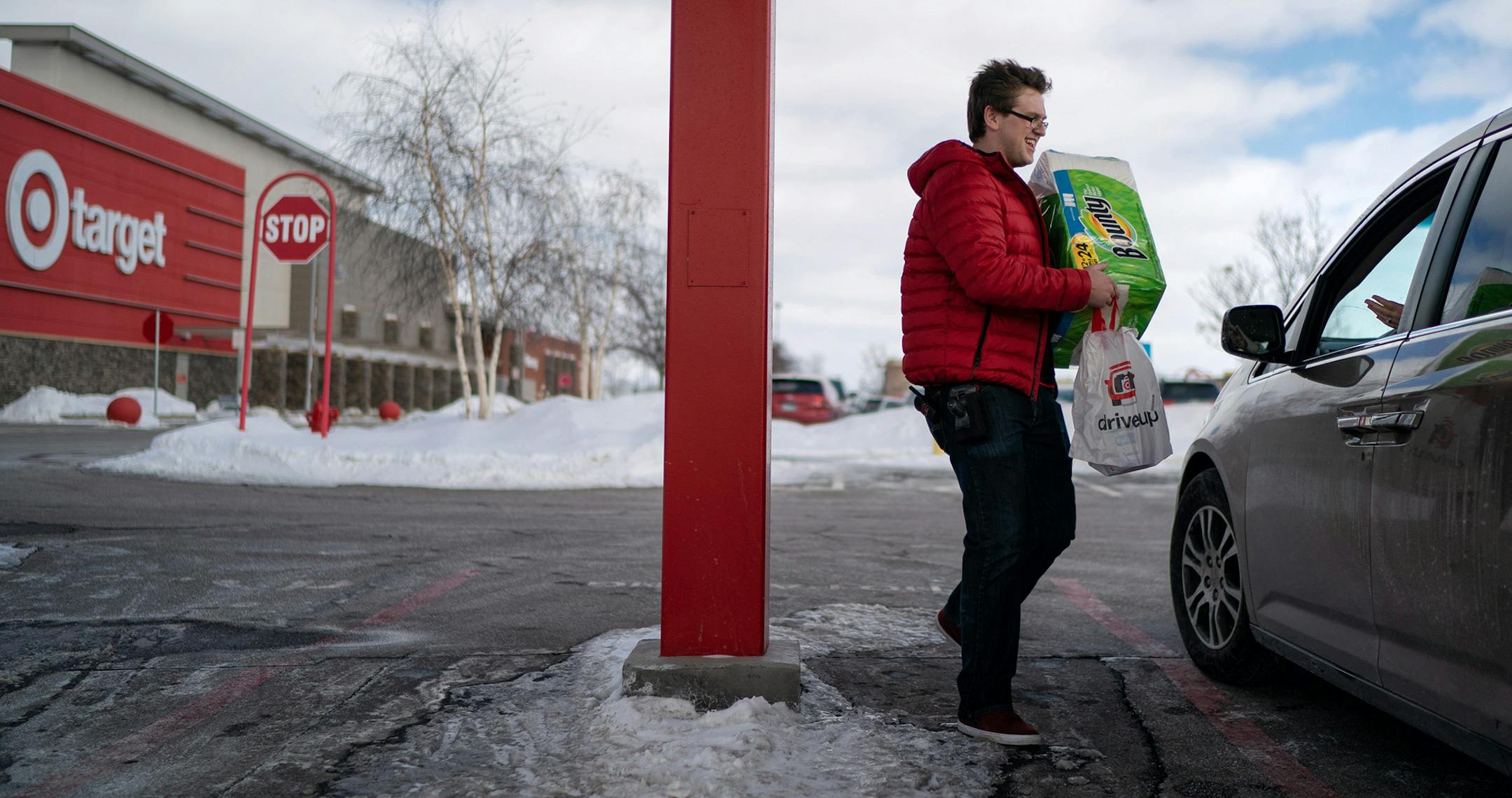 Tristan Conway brought an order from the Apple Valley Target store to the new drive up outside the store. (Glen Stubbe/Minneapolis Star Tribune/TNS) ORG XMIT: 1278336
